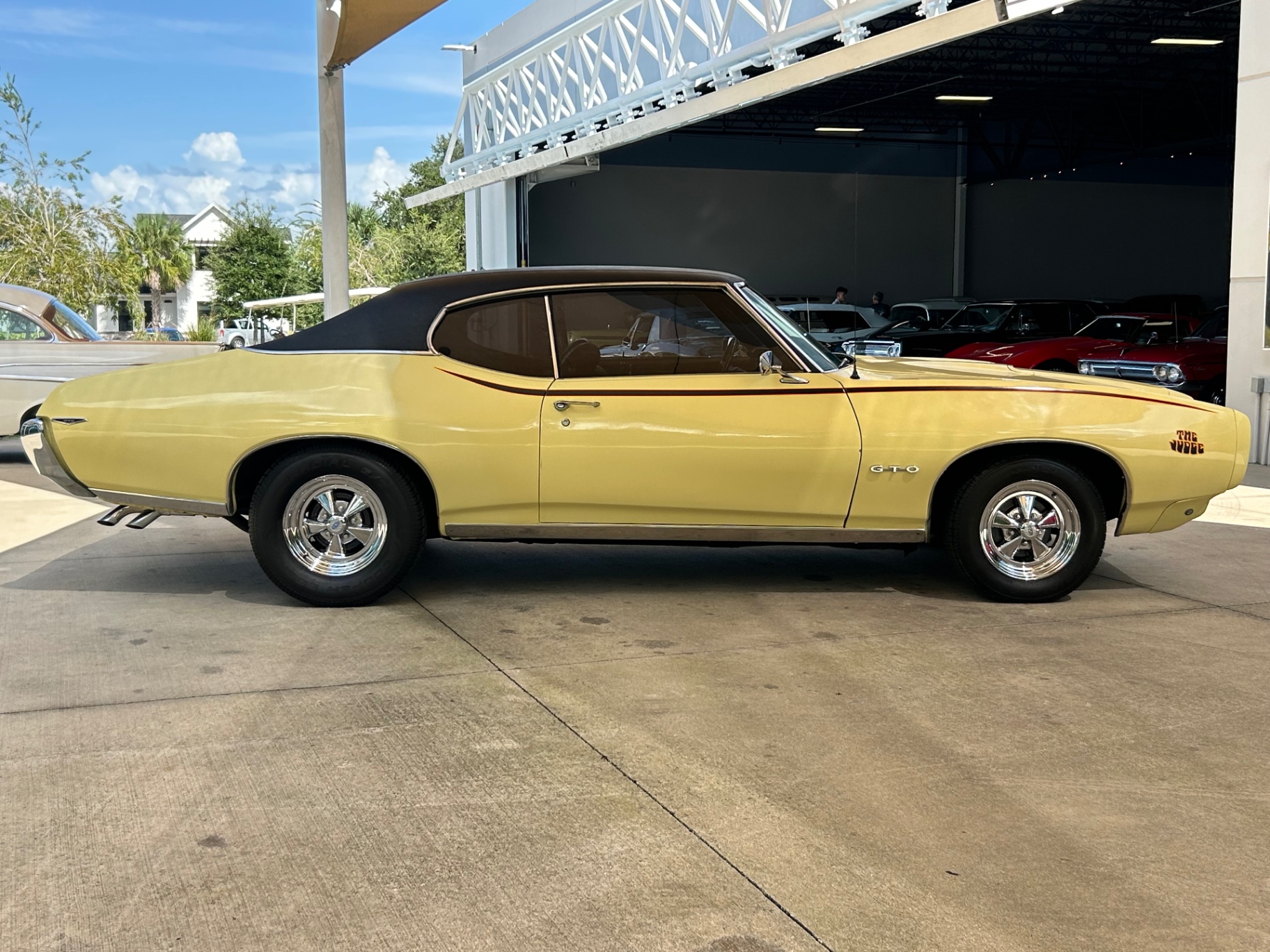 Vehicle photo 4