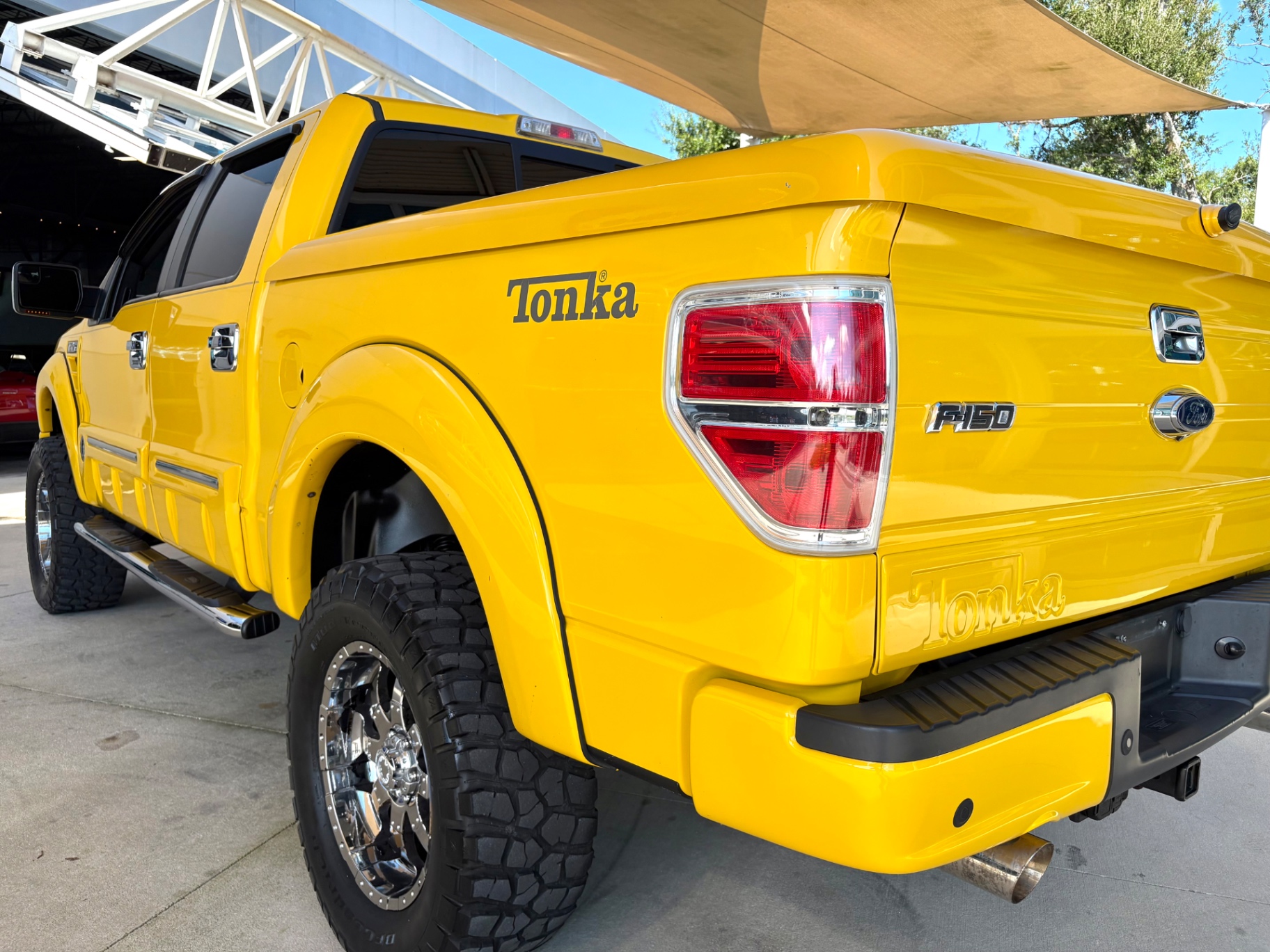 Vehicle photo 14