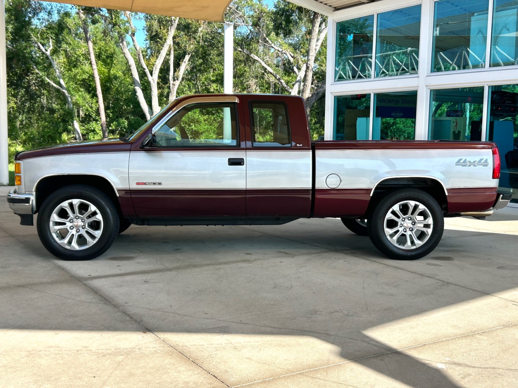 Vehicle photo 9