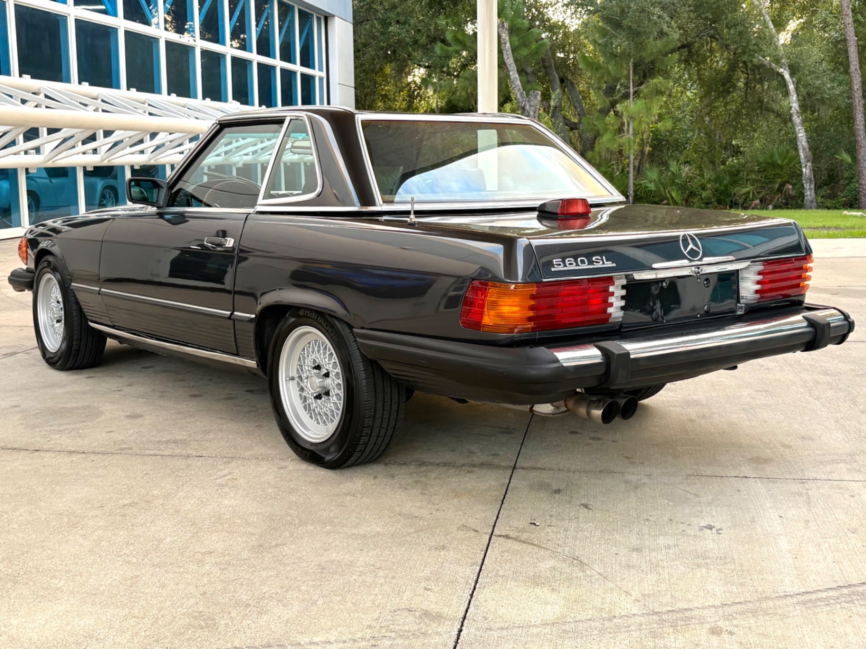 Vehicle photo 9