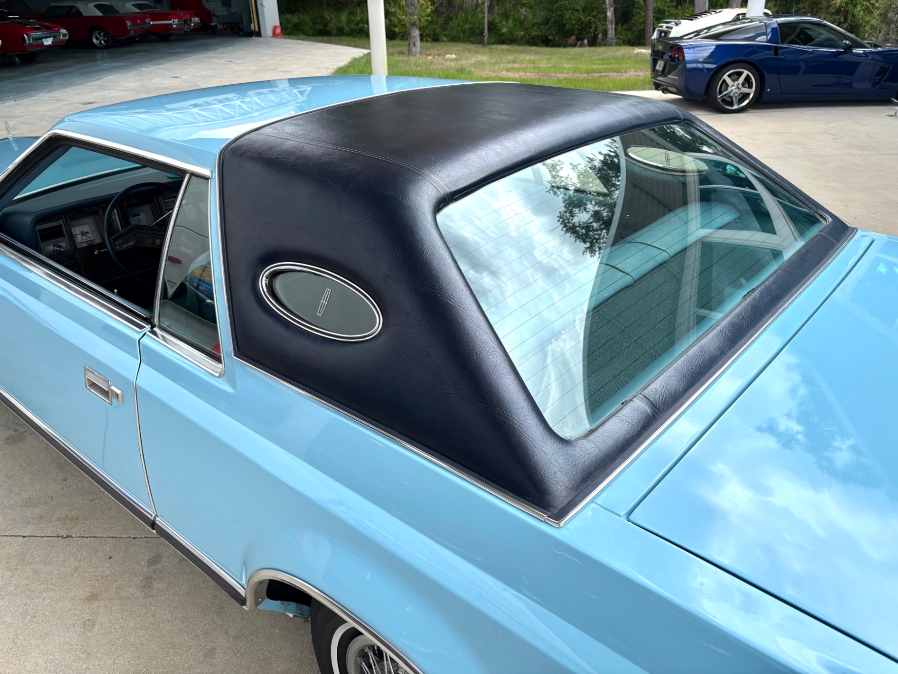 Vehicle photo 21