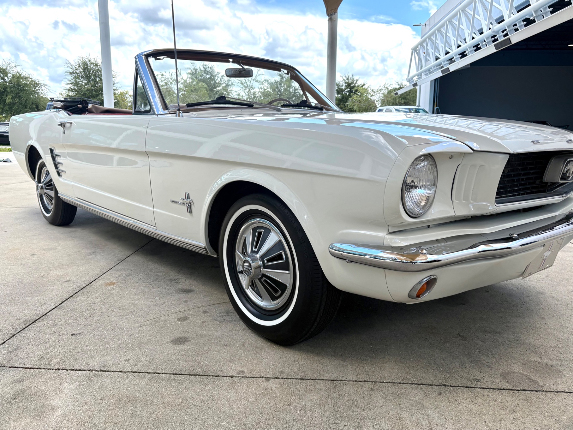 Vehicle photo 19