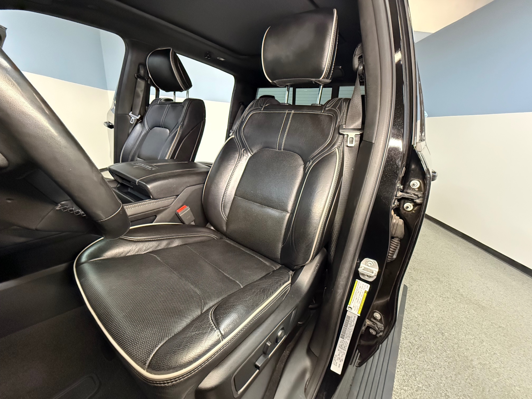 Vehicle photo 33