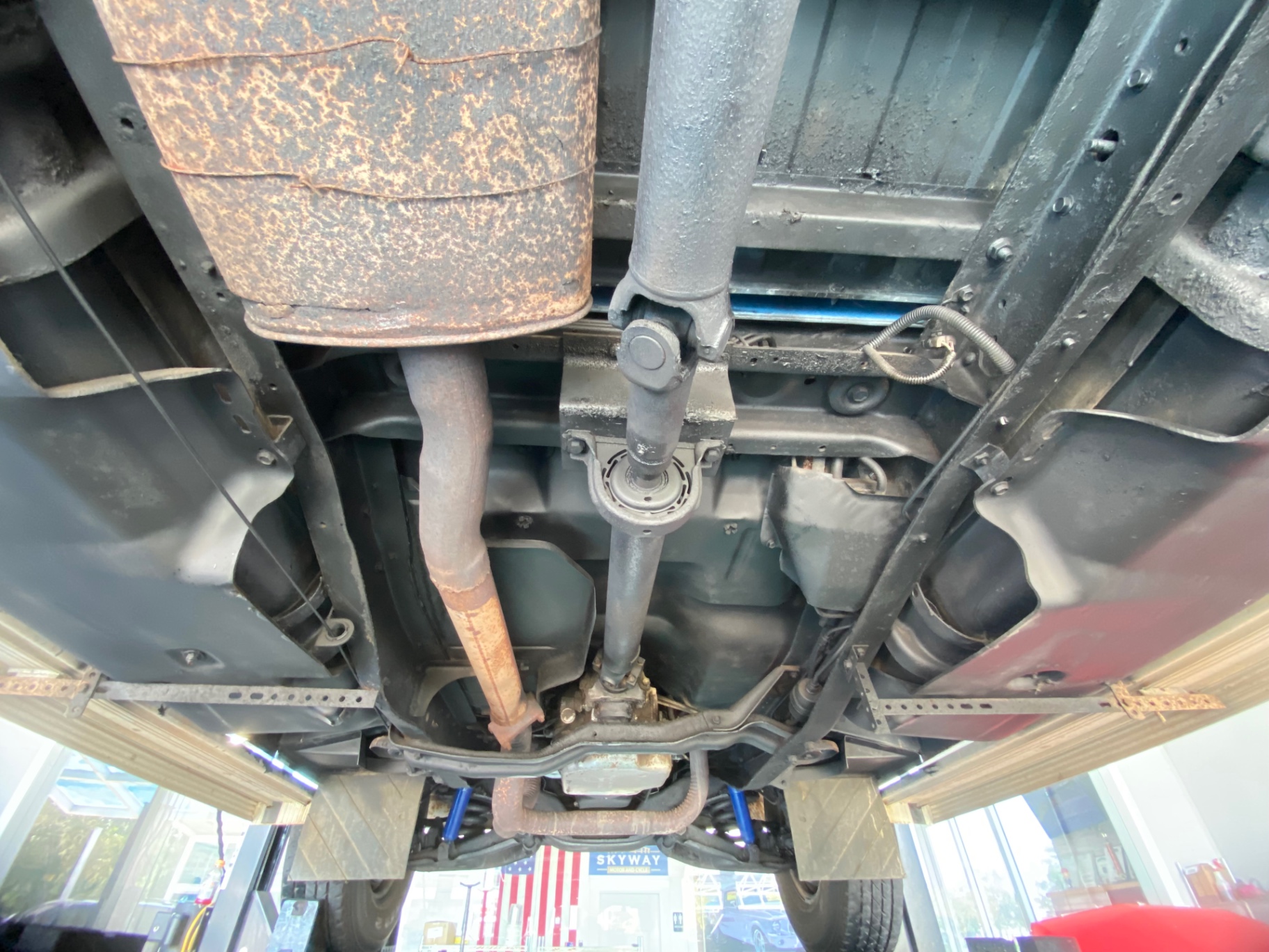 Vehicle photo 28