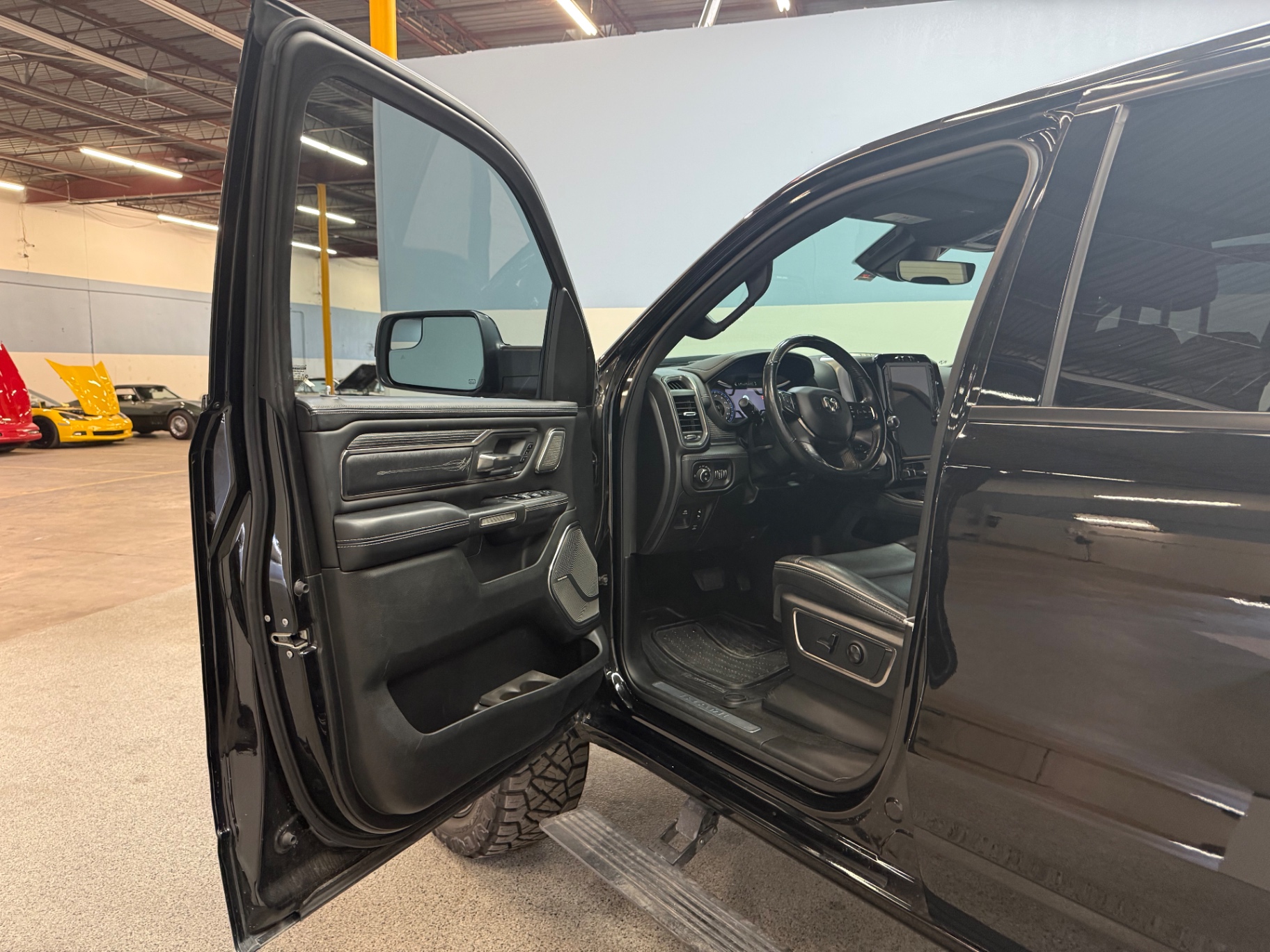 Vehicle photo 32
