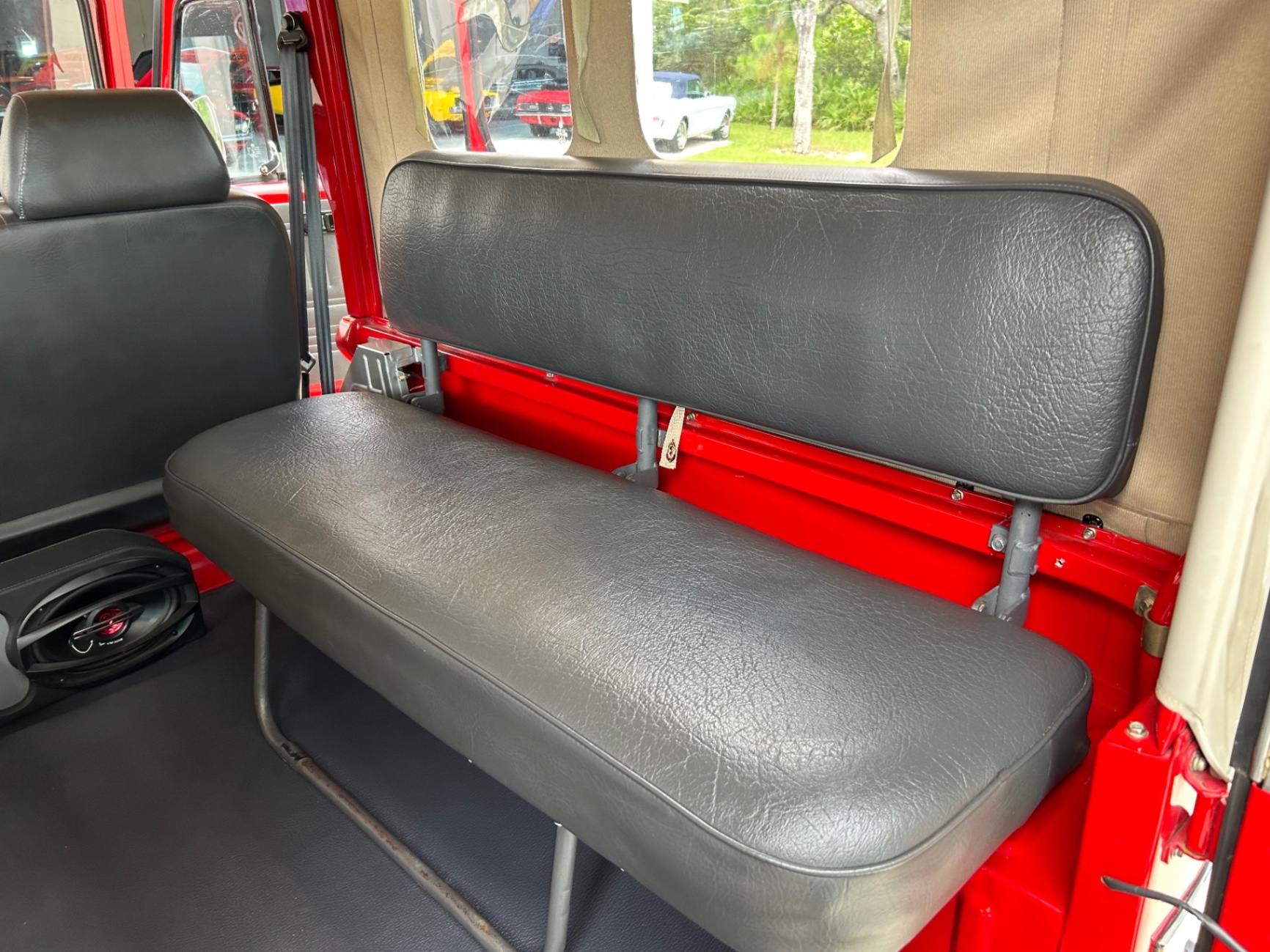 Vehicle photo 9