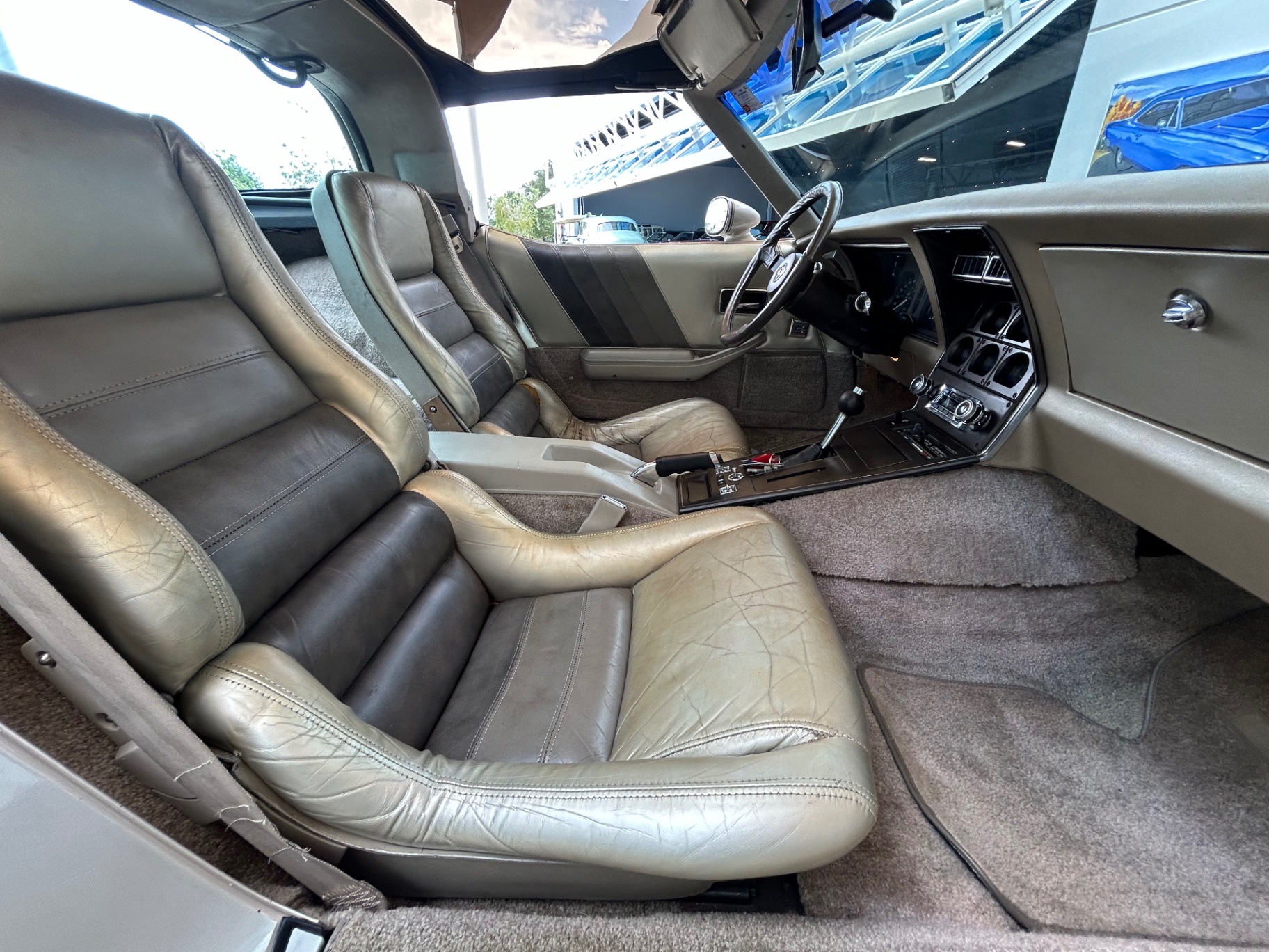 Vehicle photo 23