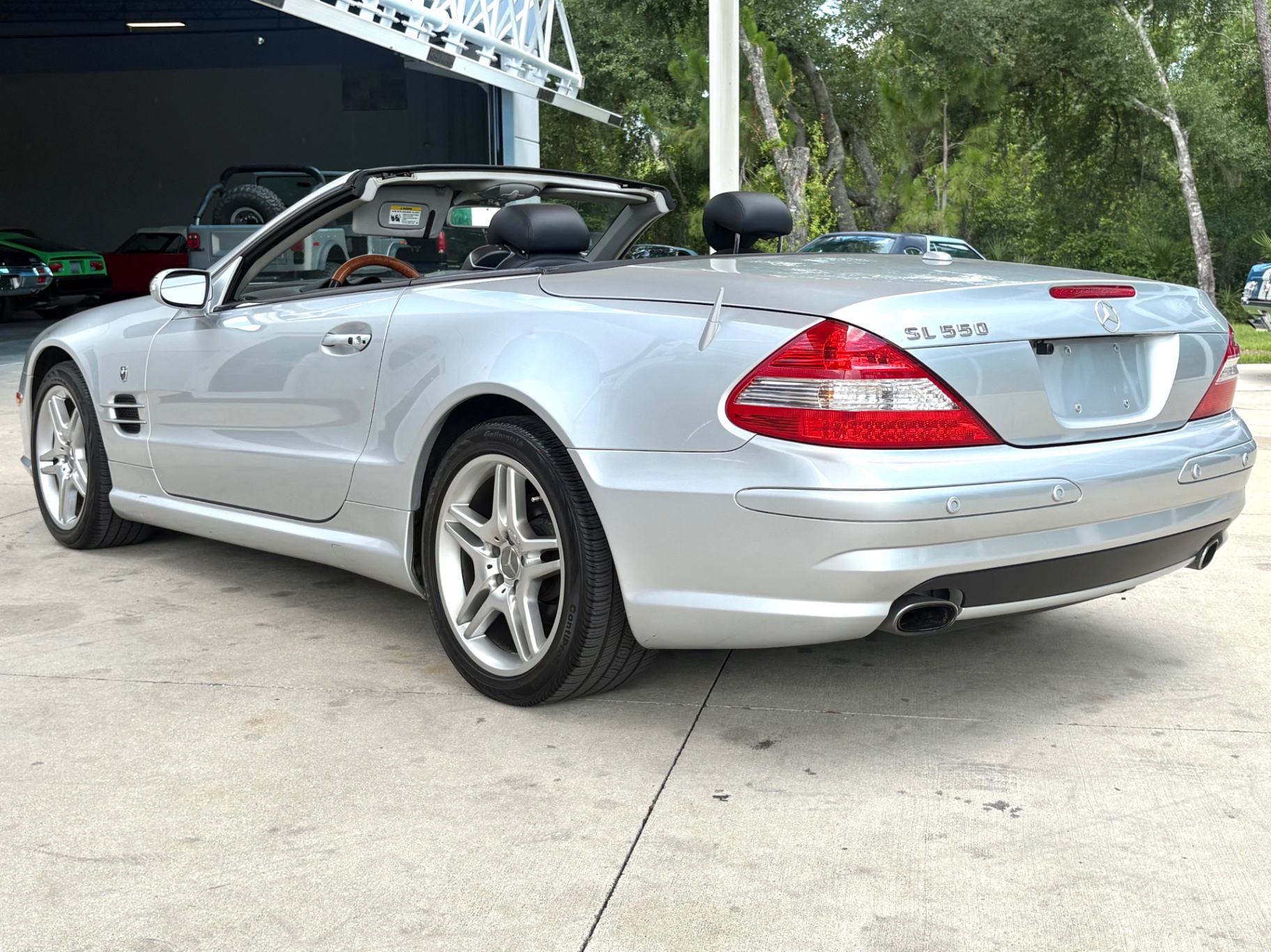 Vehicle photo 9