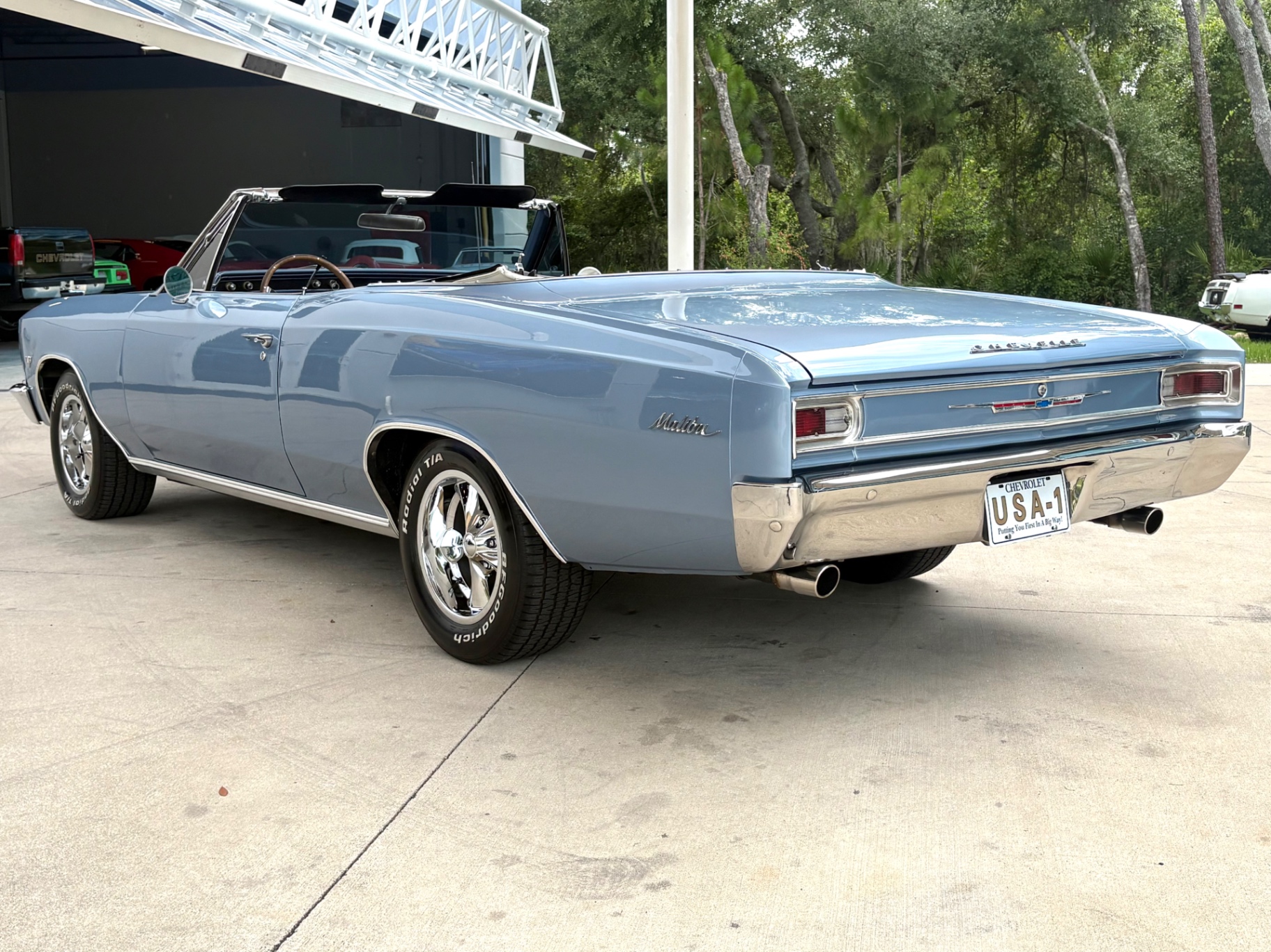 Vehicle photo 9