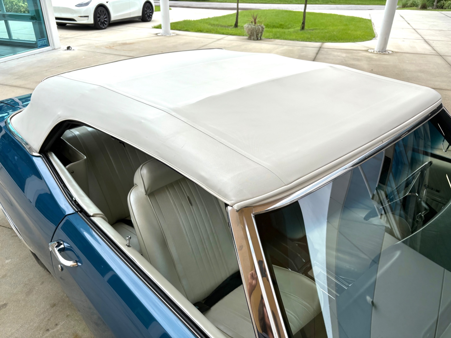 Vehicle photo 24
