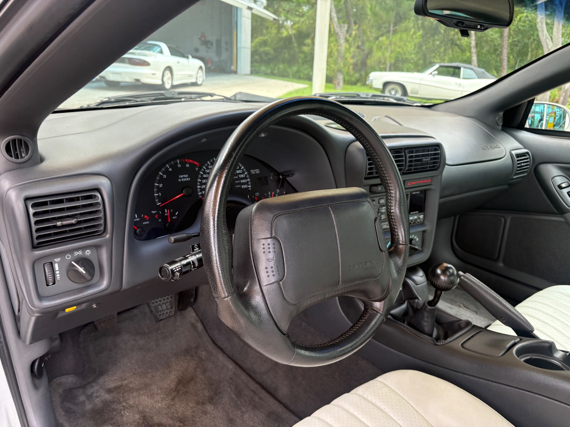Vehicle photo 29