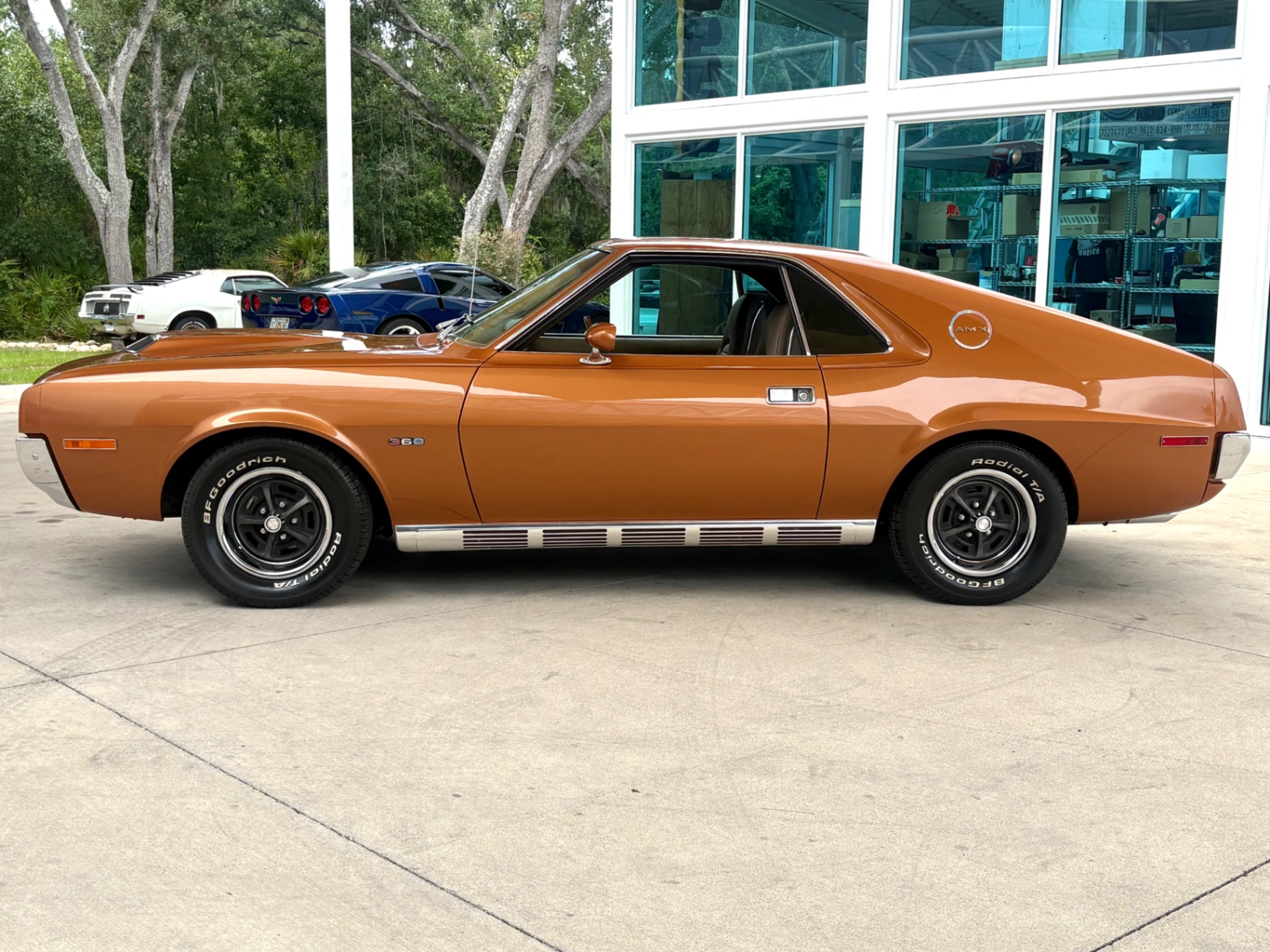 Vehicle photo 10