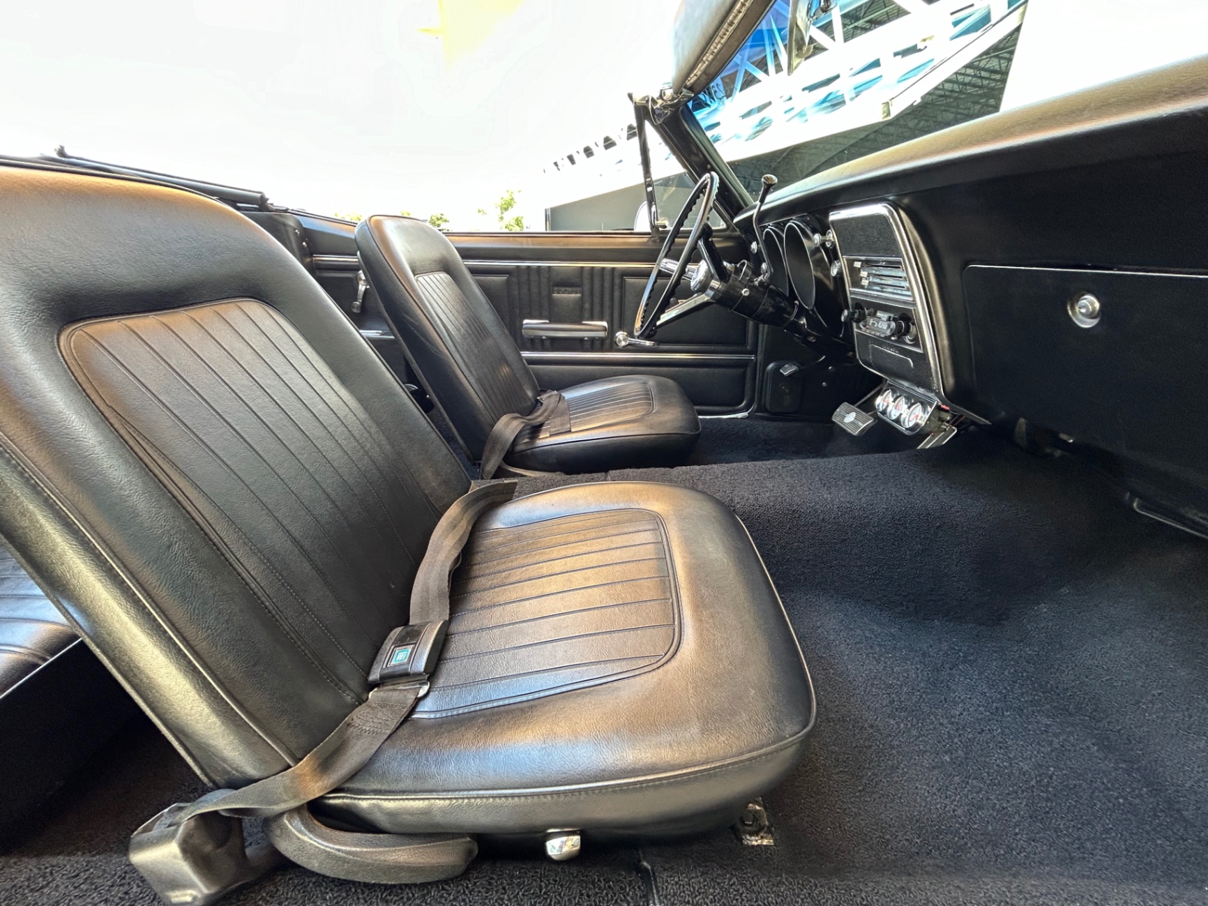 Vehicle photo 29