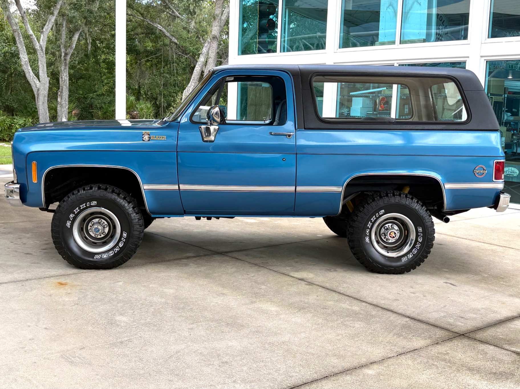 Vehicle photo 9