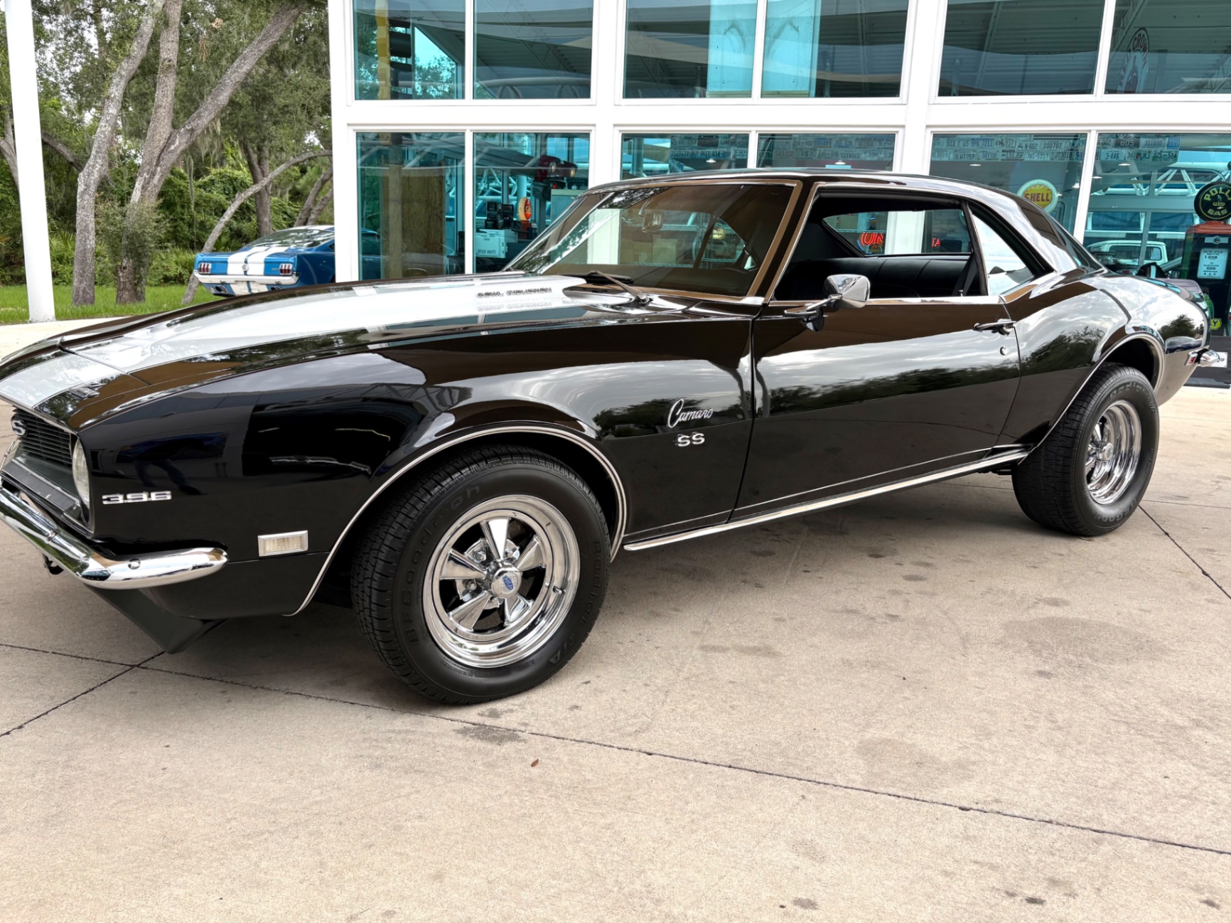 Vehicle photo 12