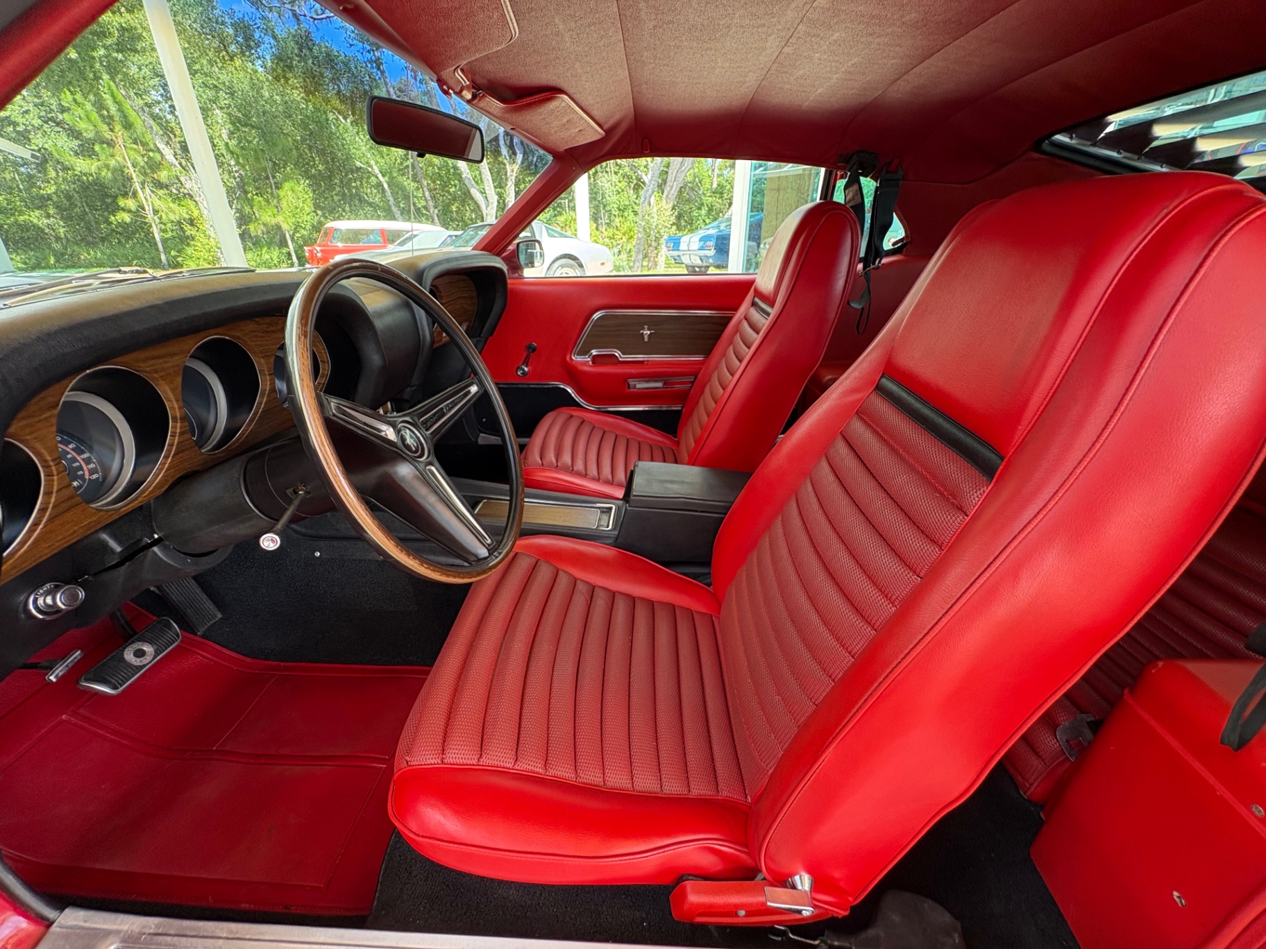Vehicle photo 33