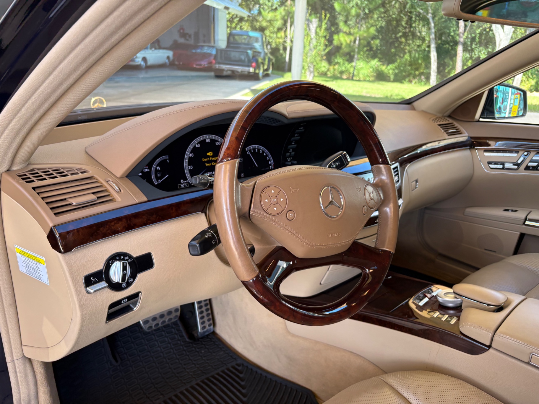 Vehicle photo 30
