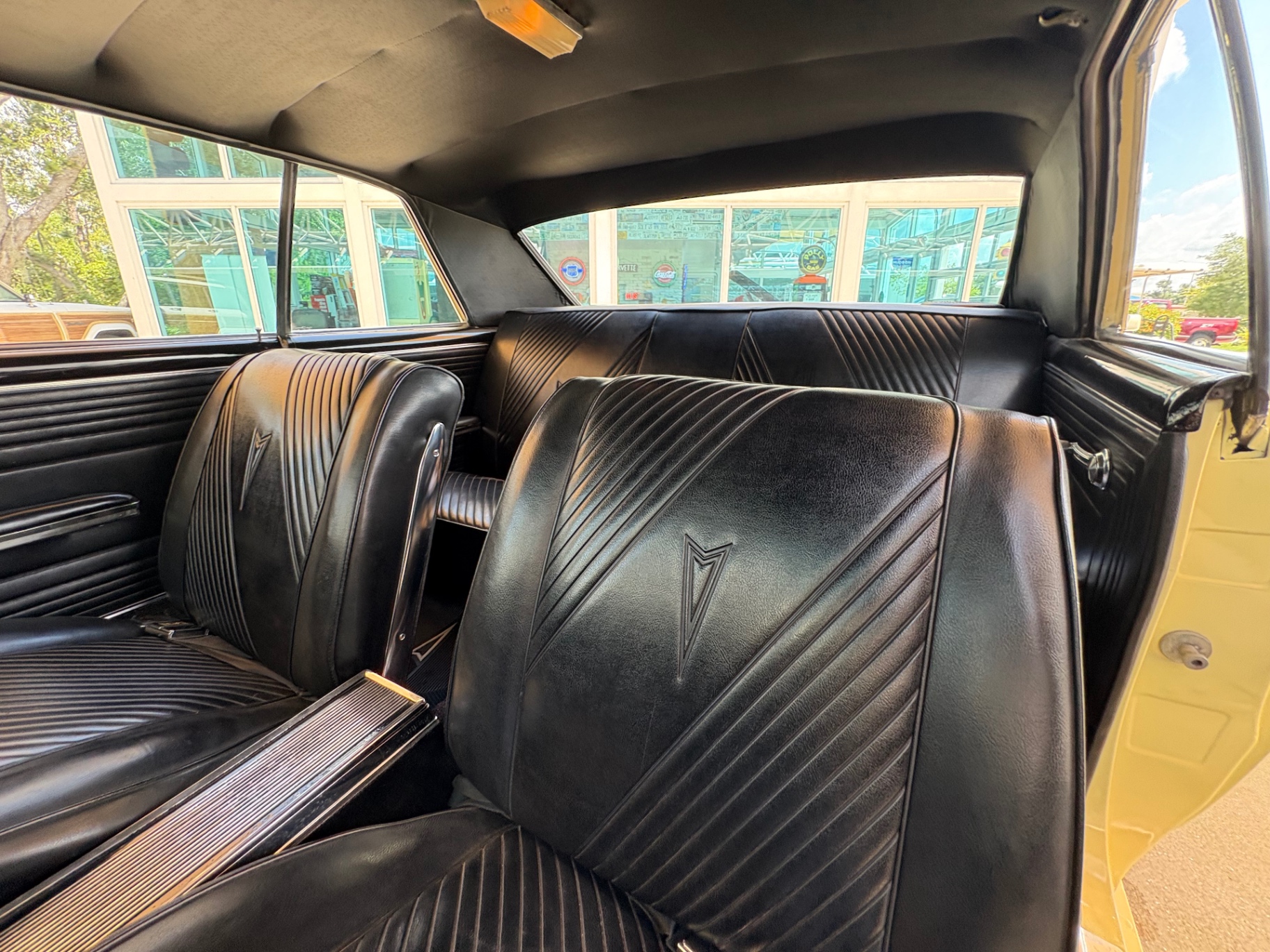 Vehicle photo 36