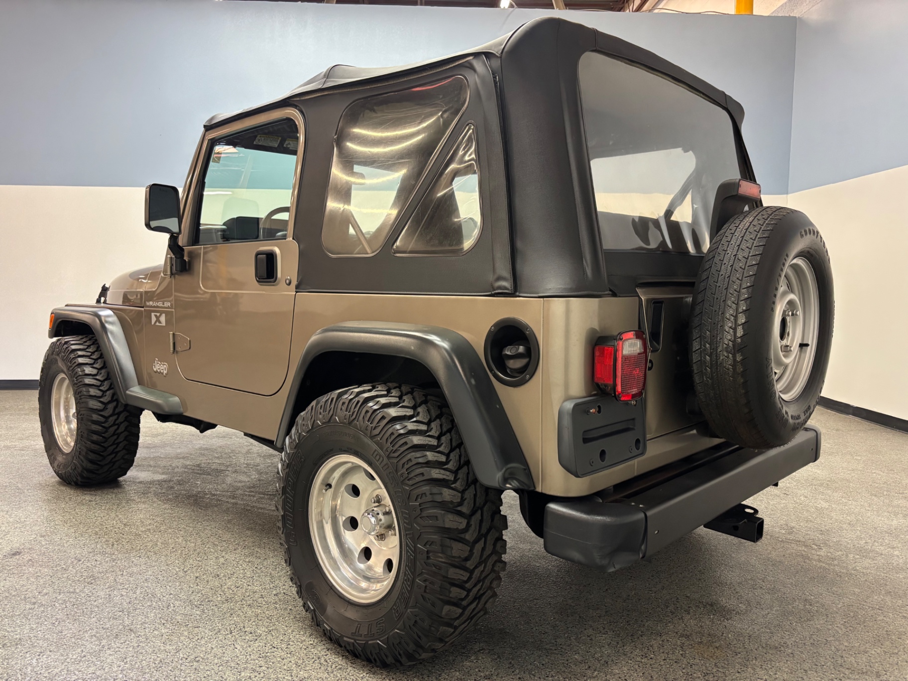 Vehicle photo 5
