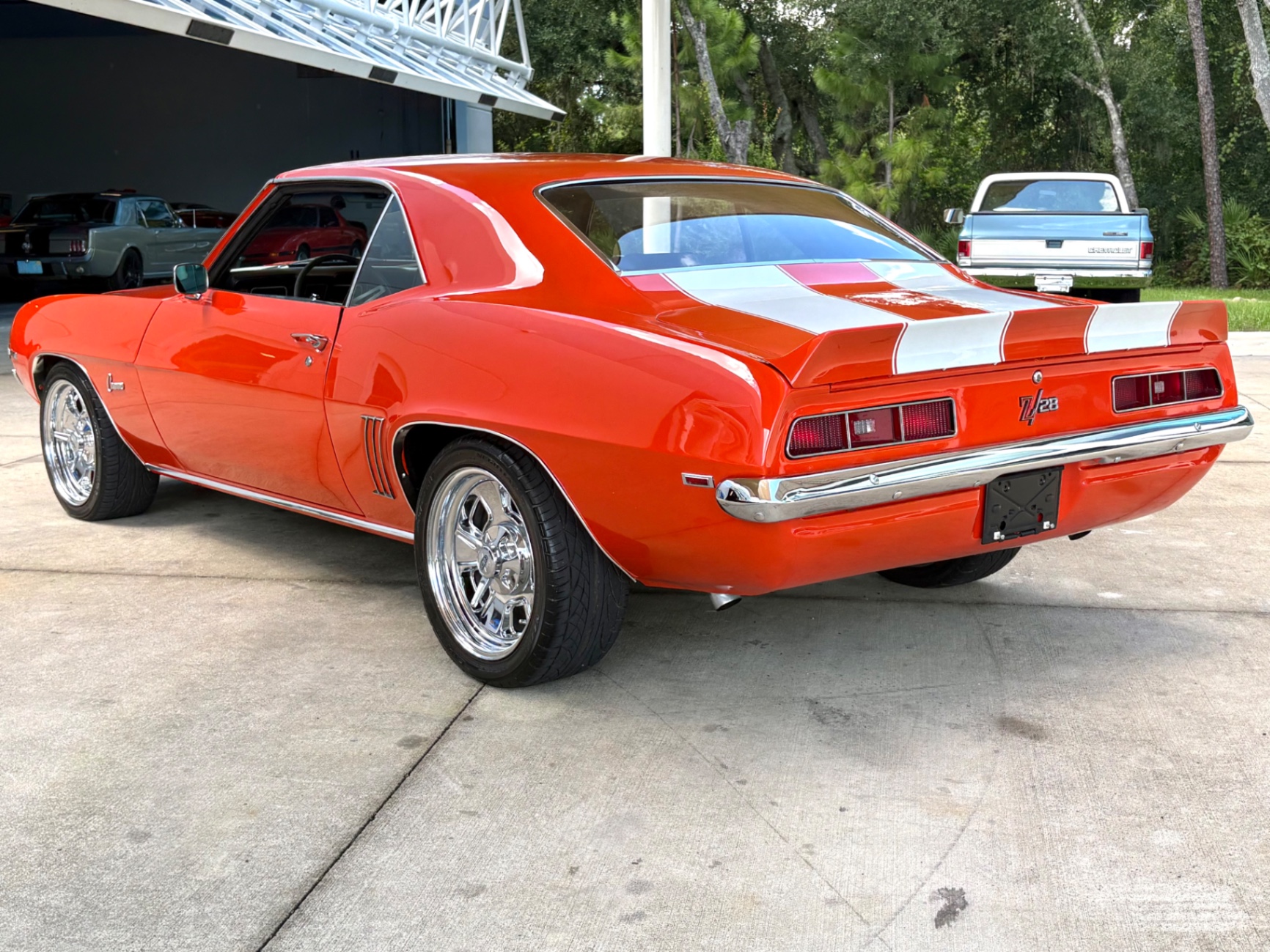 Vehicle photo 9