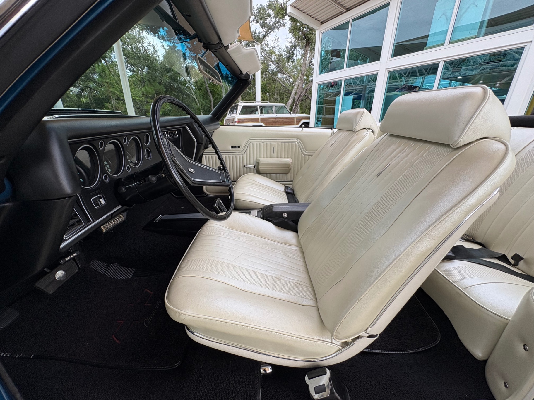 Vehicle photo 38