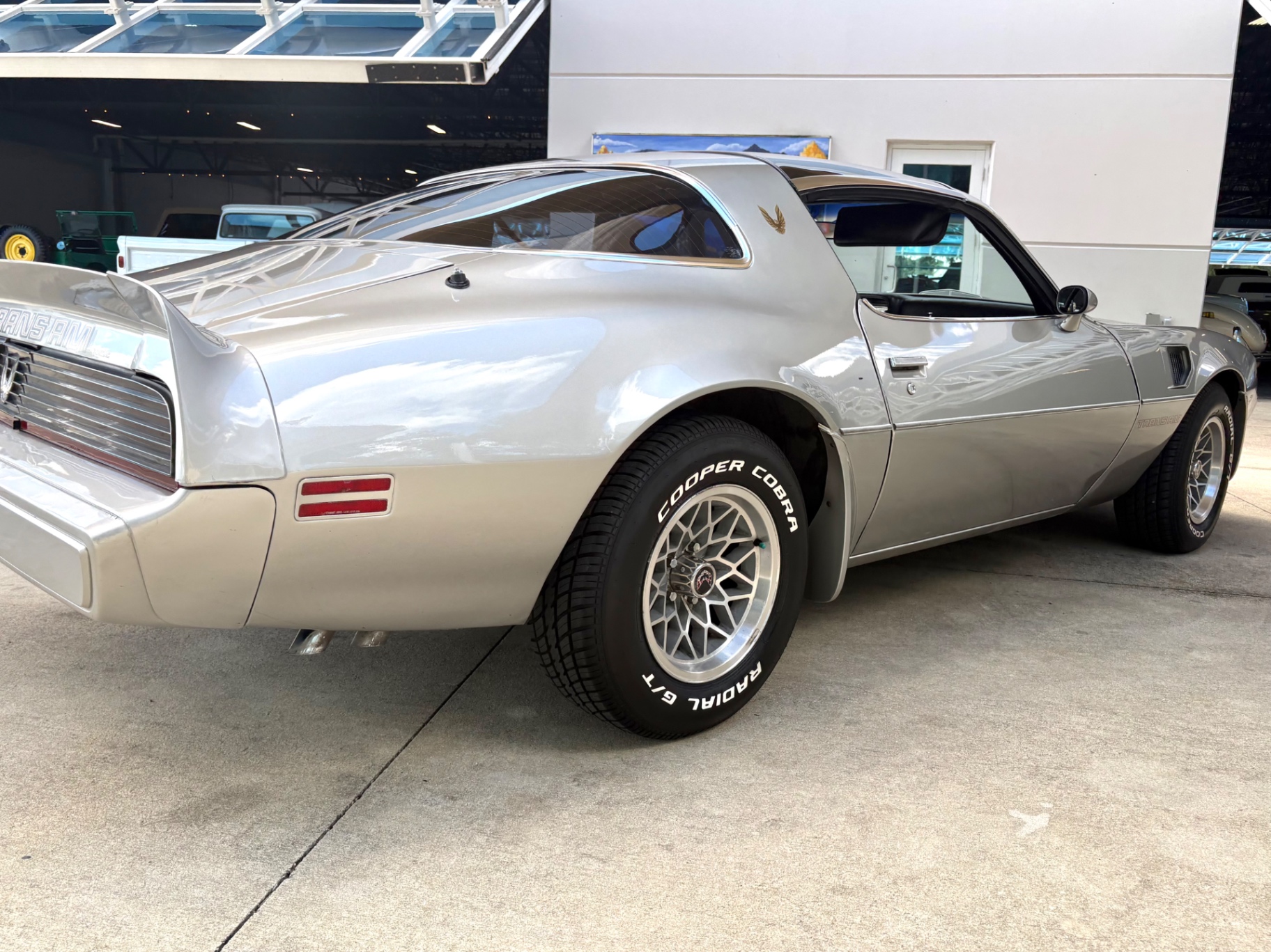 Vehicle photo 16