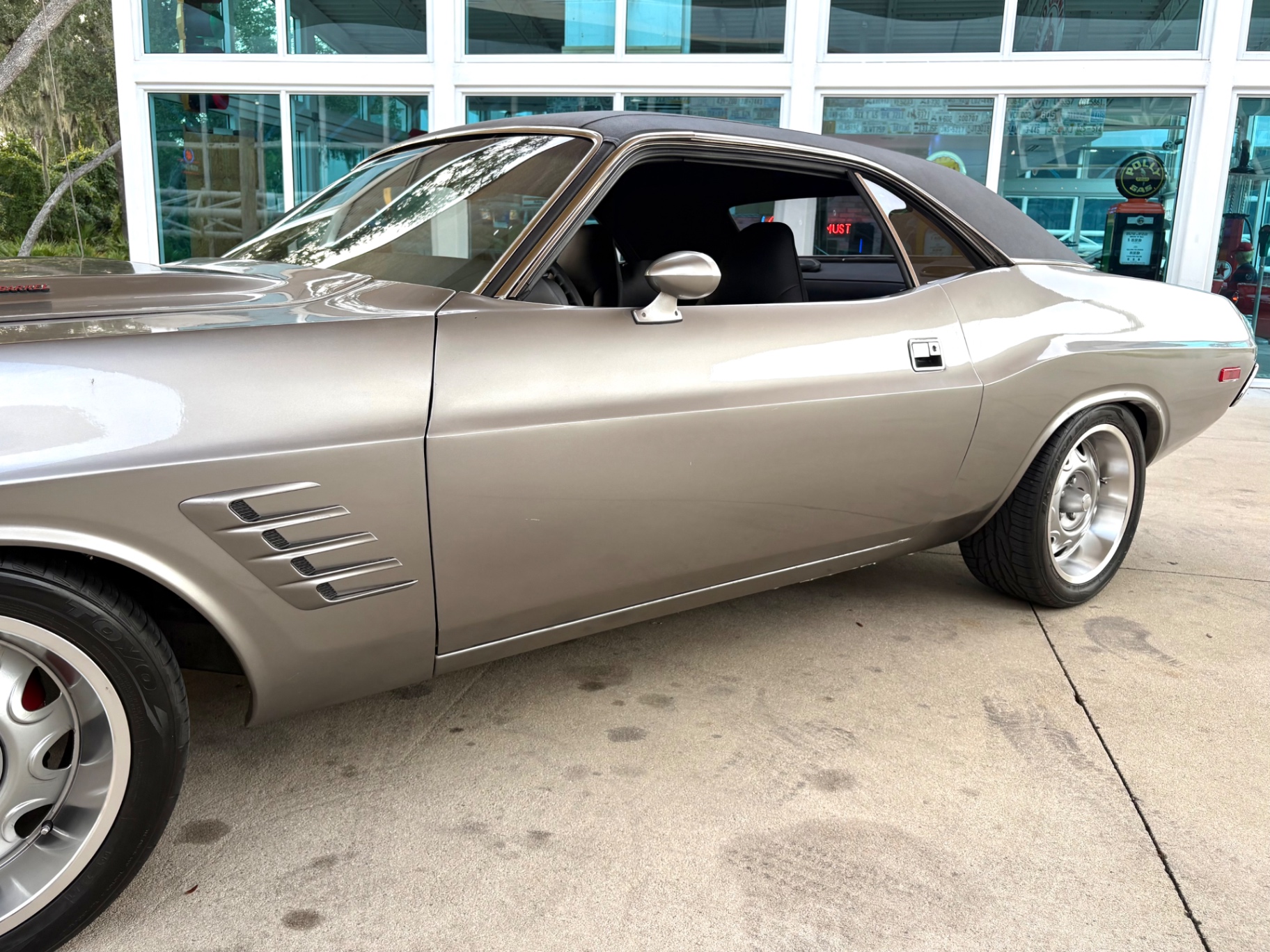 Vehicle photo 17