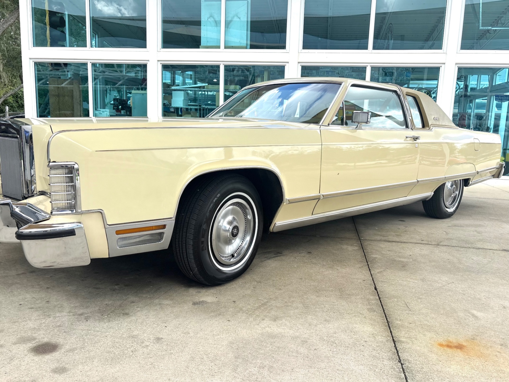 Vehicle photo 12