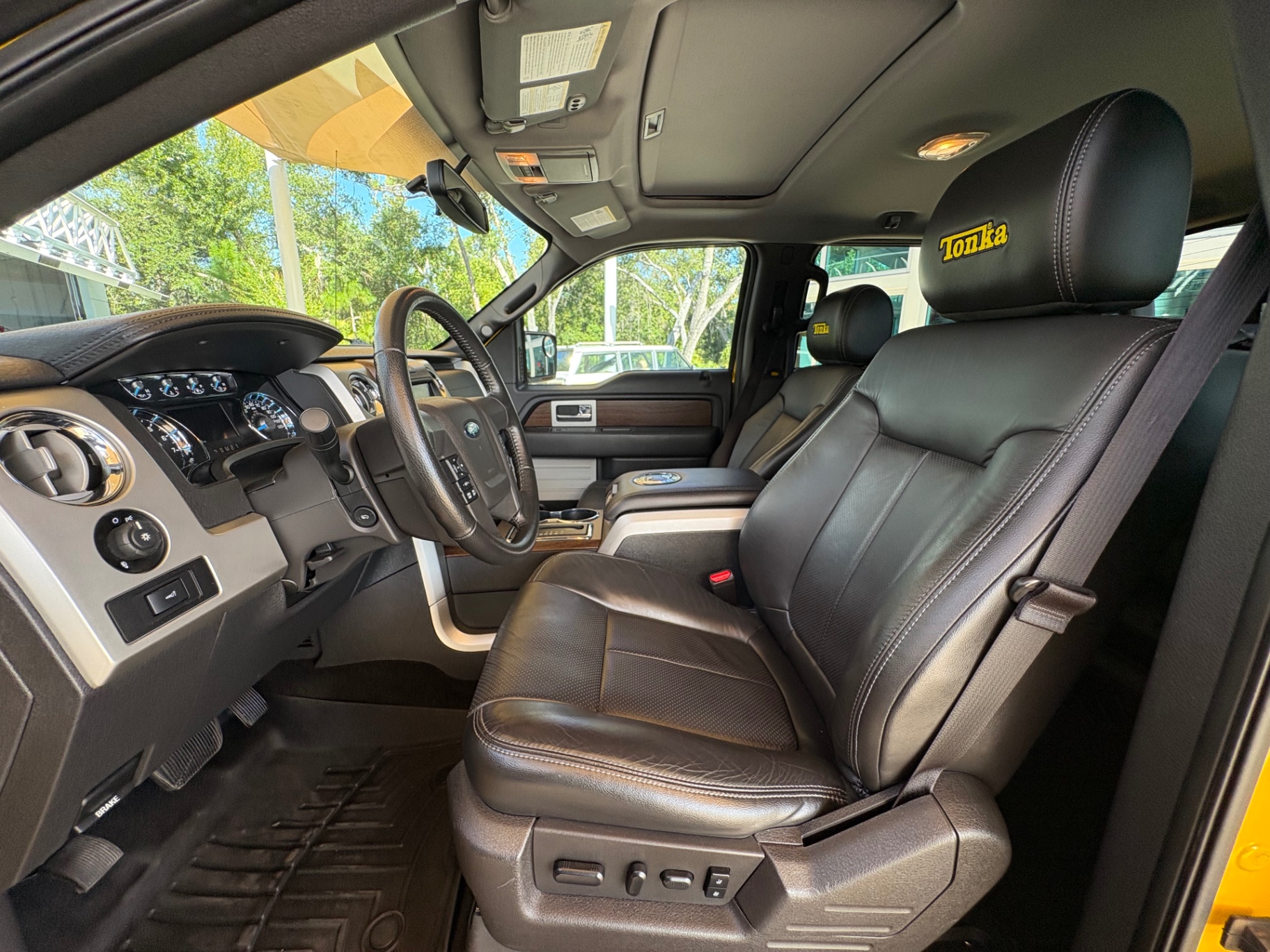 Vehicle photo 33