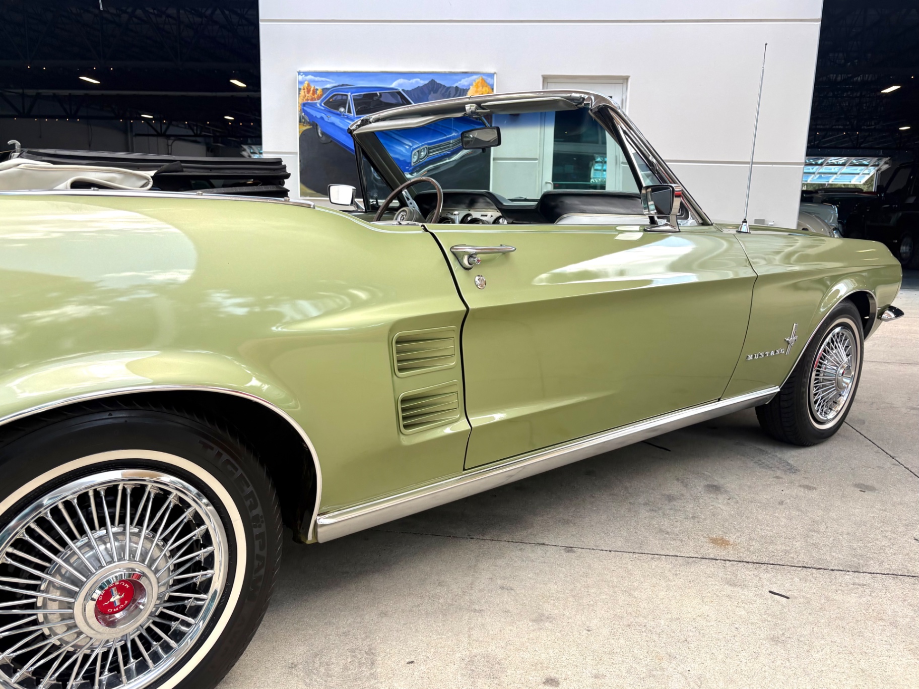 Vehicle photo 17