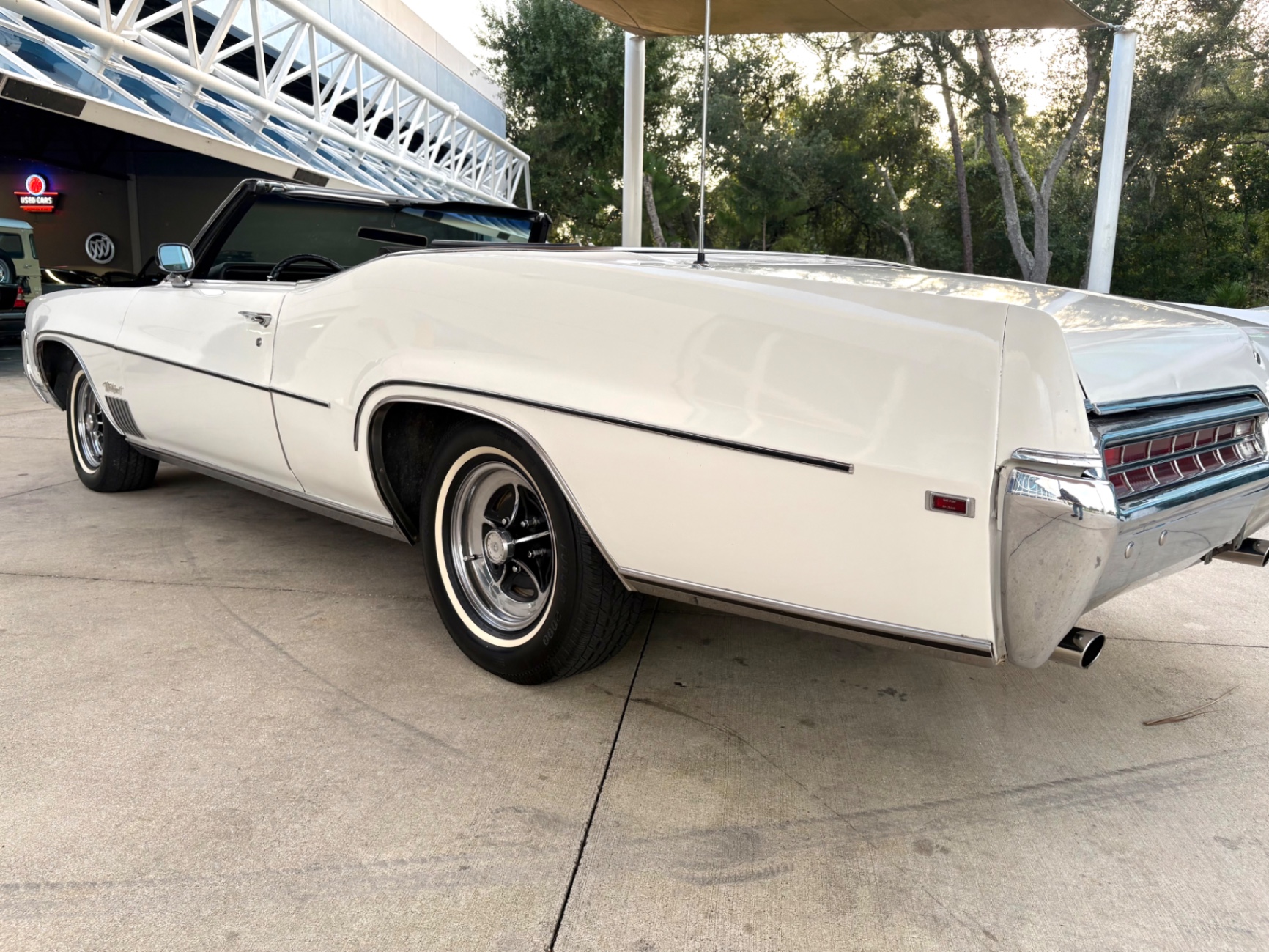 Vehicle photo 15