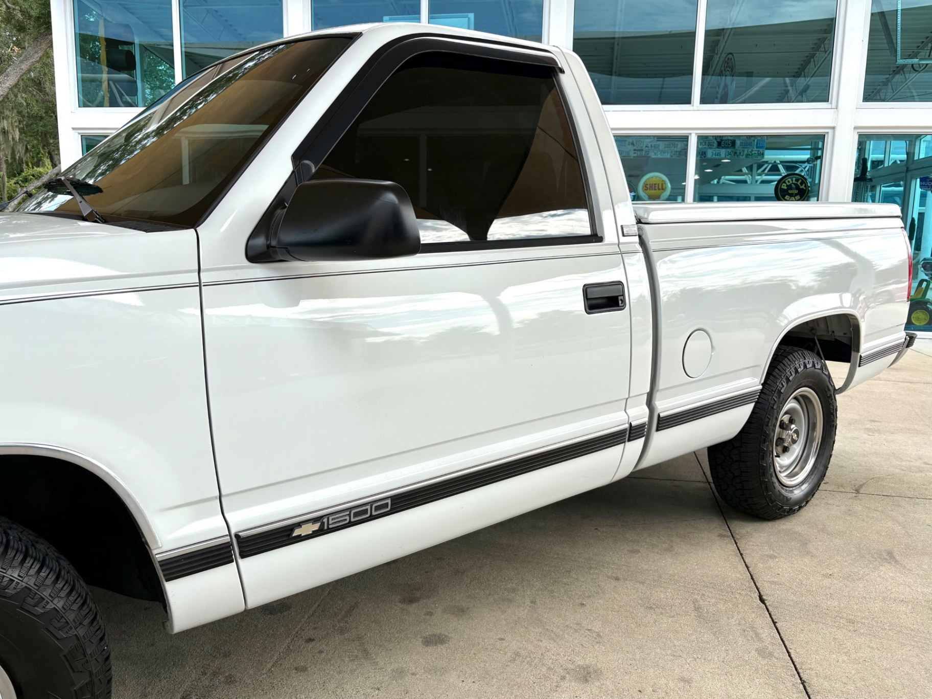 Vehicle photo 12