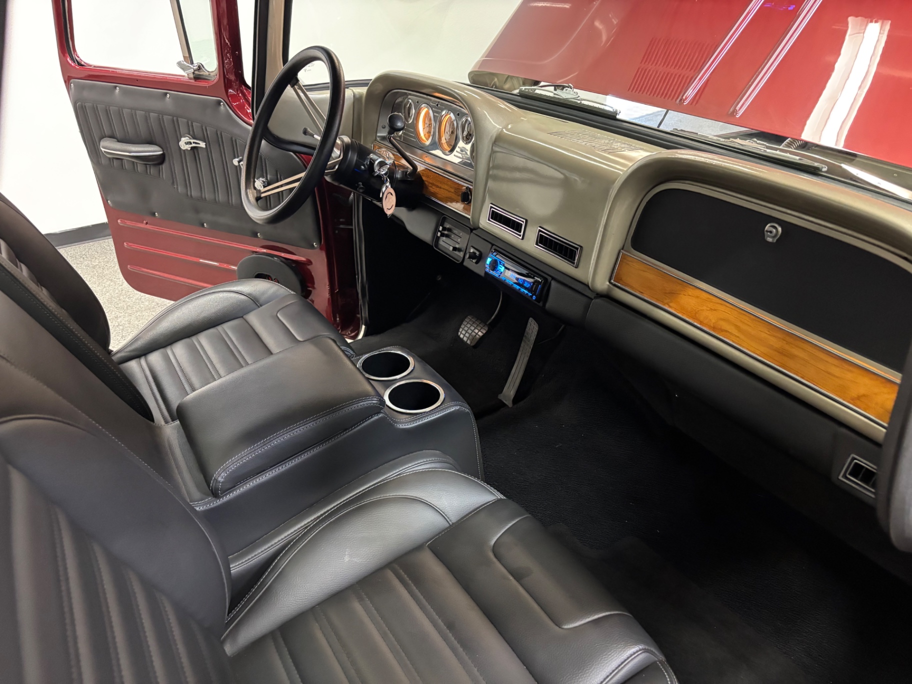 Vehicle photo 28