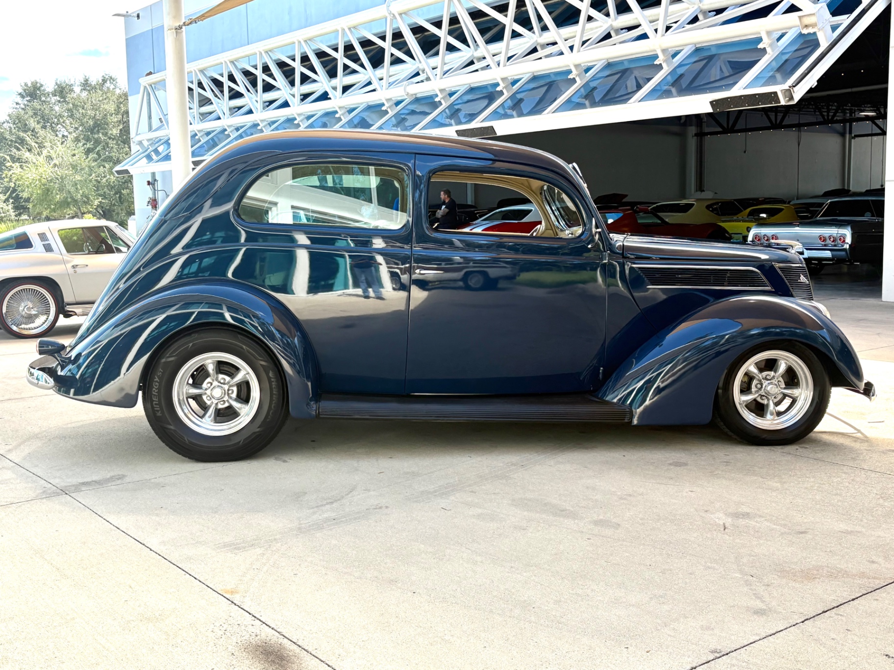 Vehicle photo 4