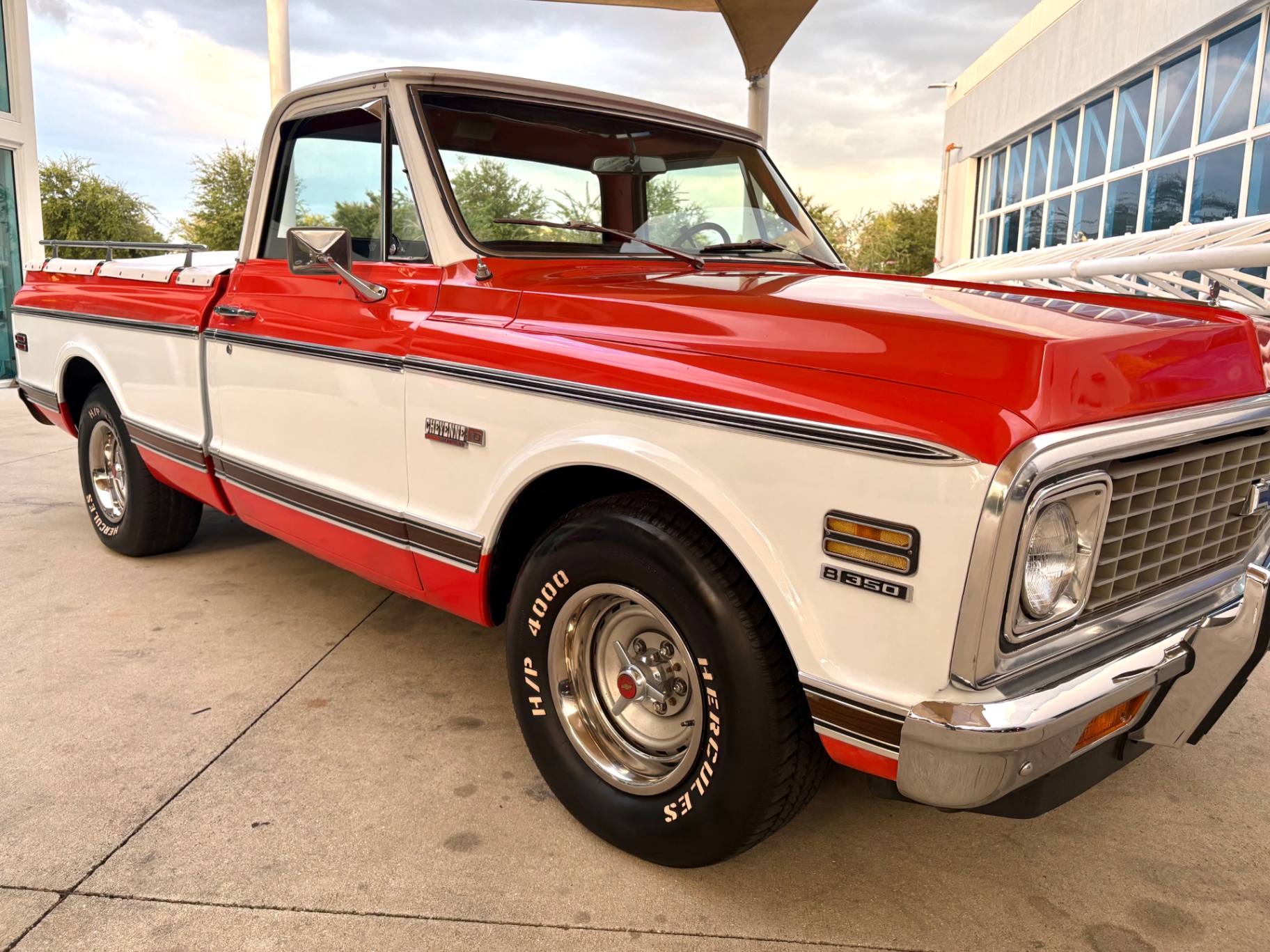 Vehicle photo 19