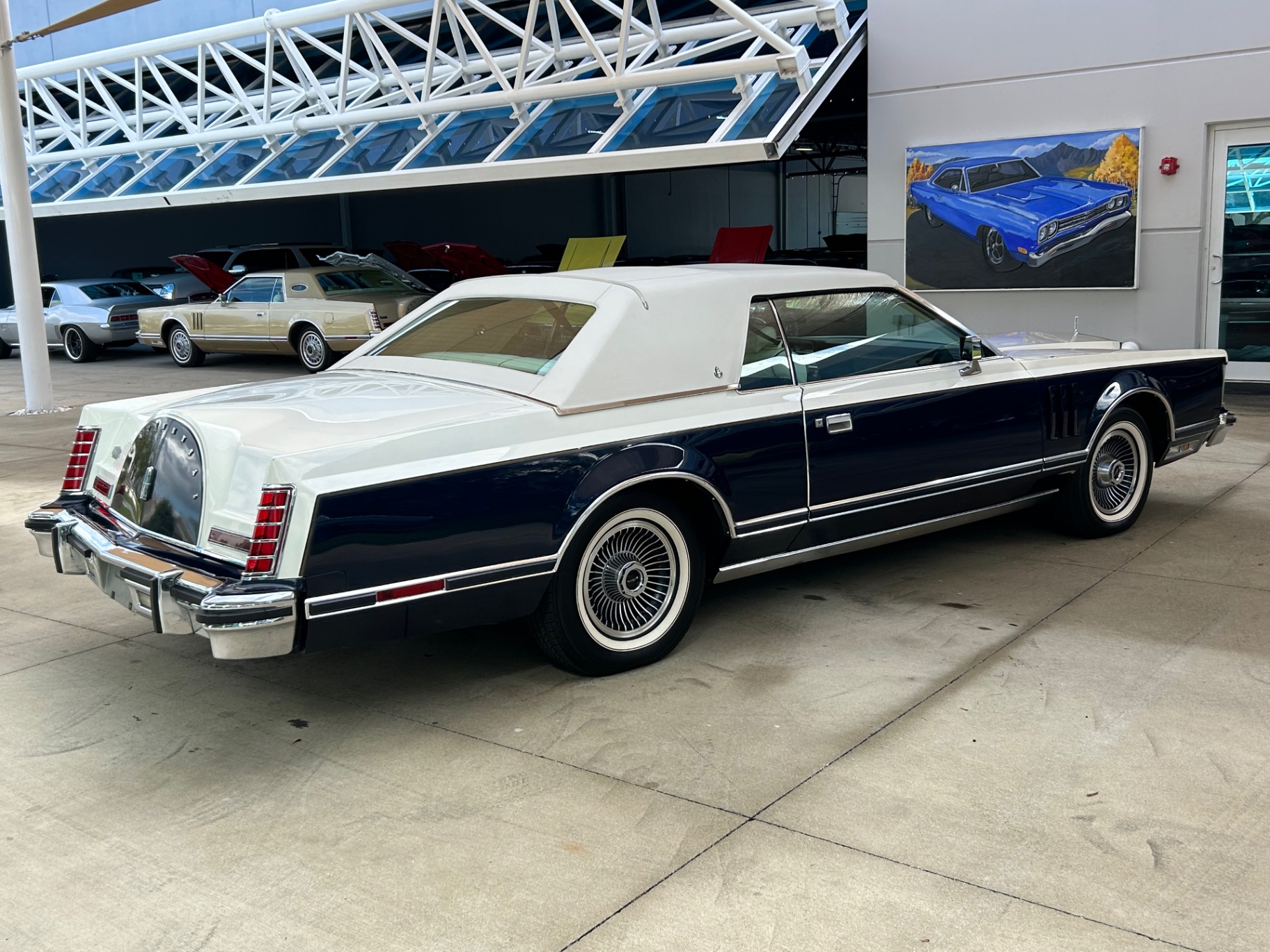 Vehicle photo 5