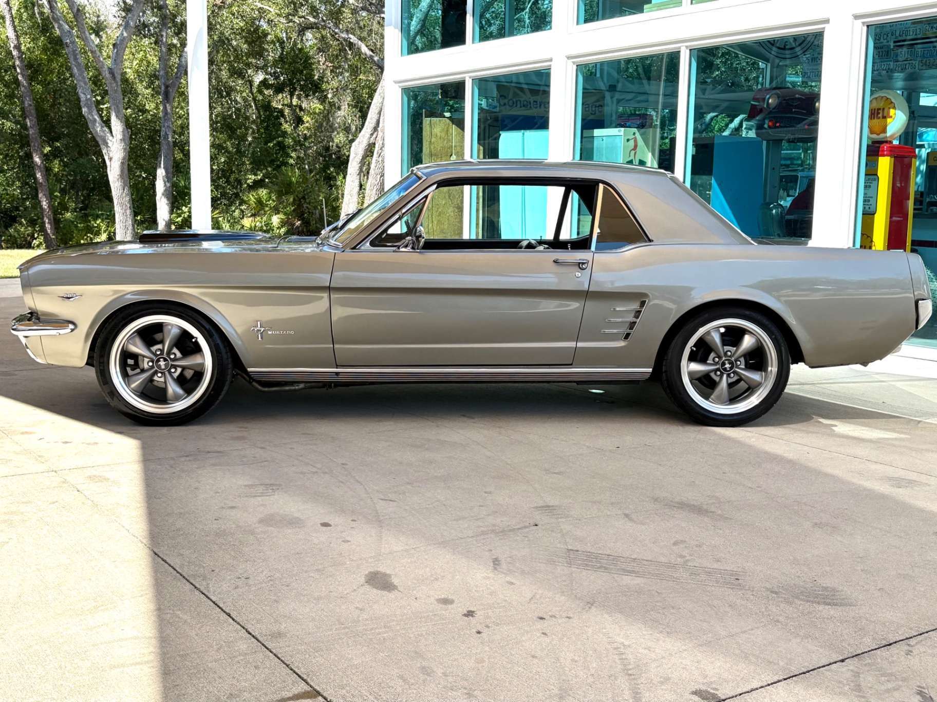 Vehicle photo 10