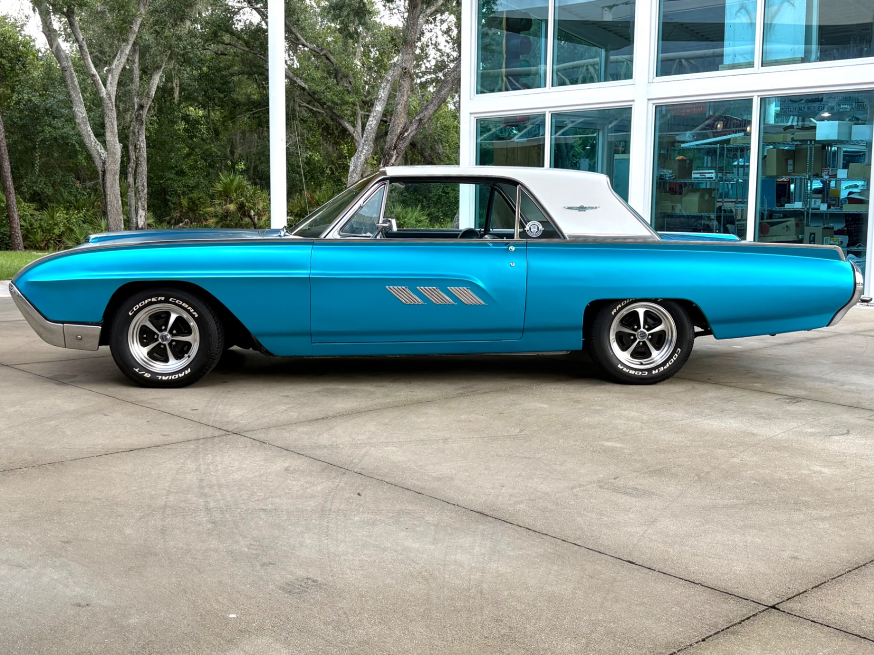Vehicle photo 11