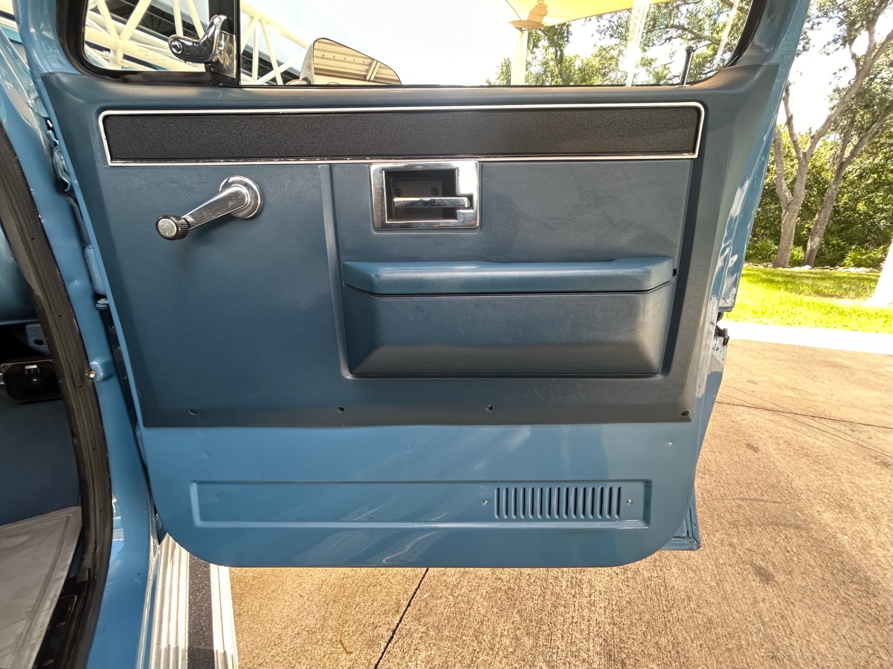 Vehicle photo 21