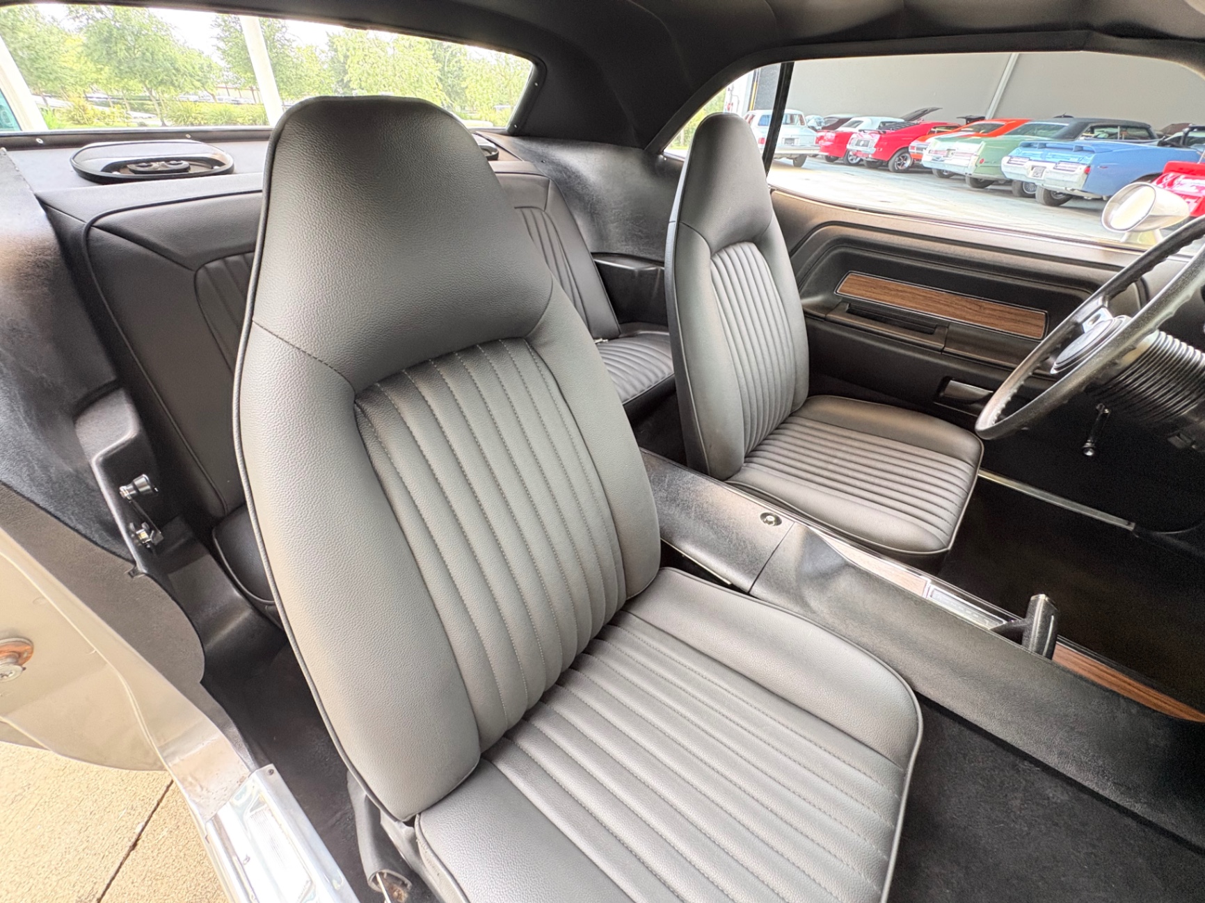 Vehicle photo 46