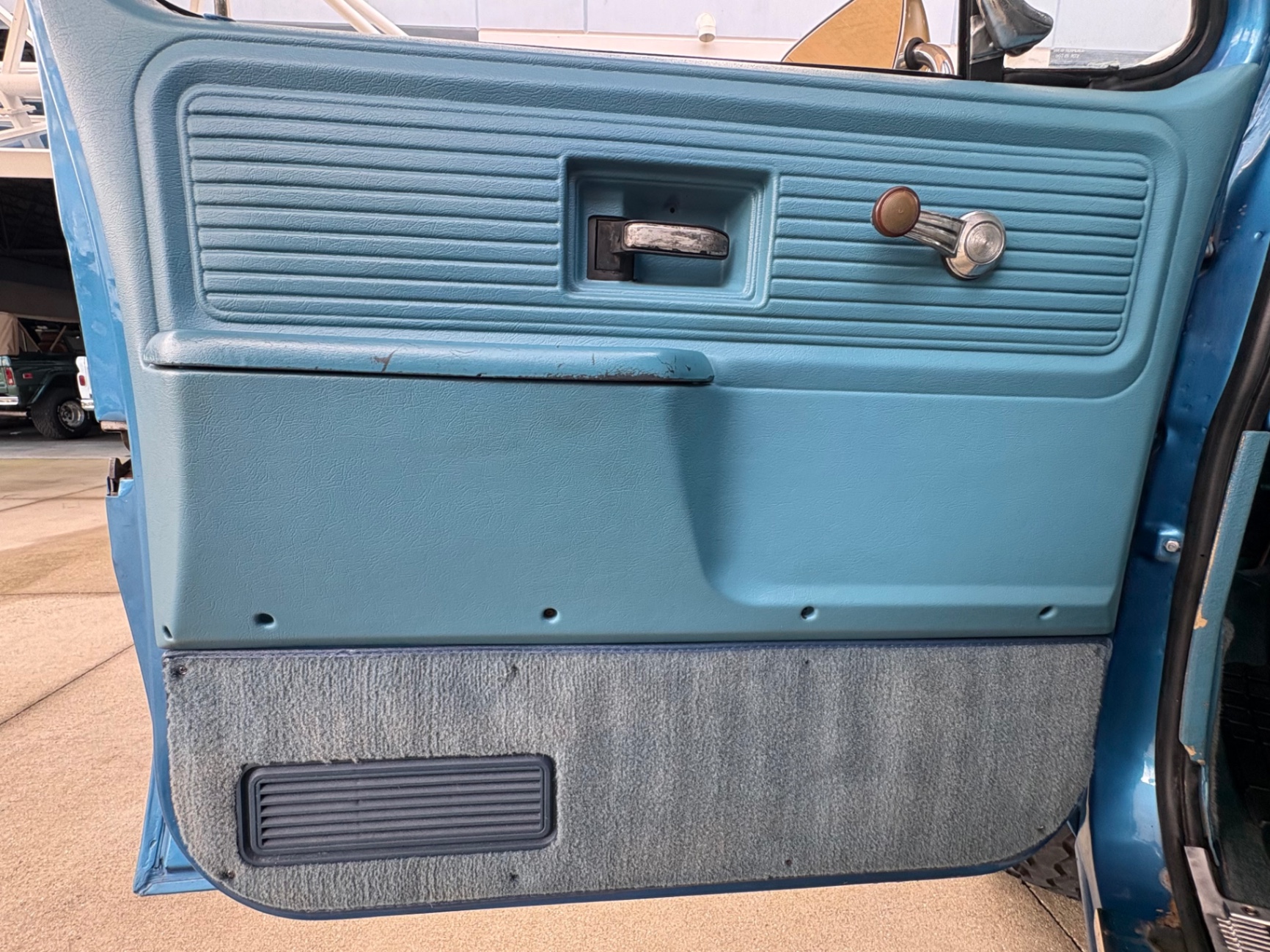 Vehicle photo 30