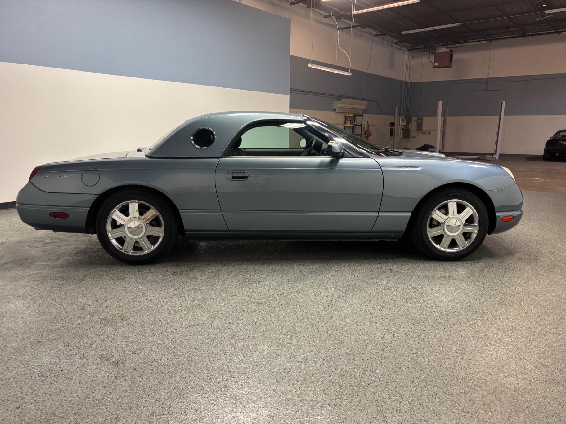 Vehicle photo 8