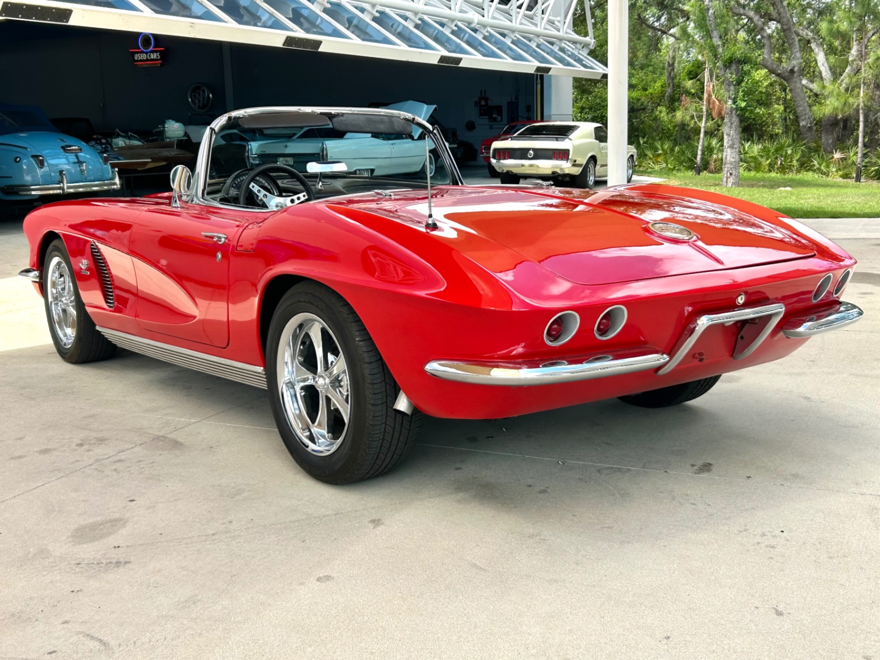 Vehicle photo 7