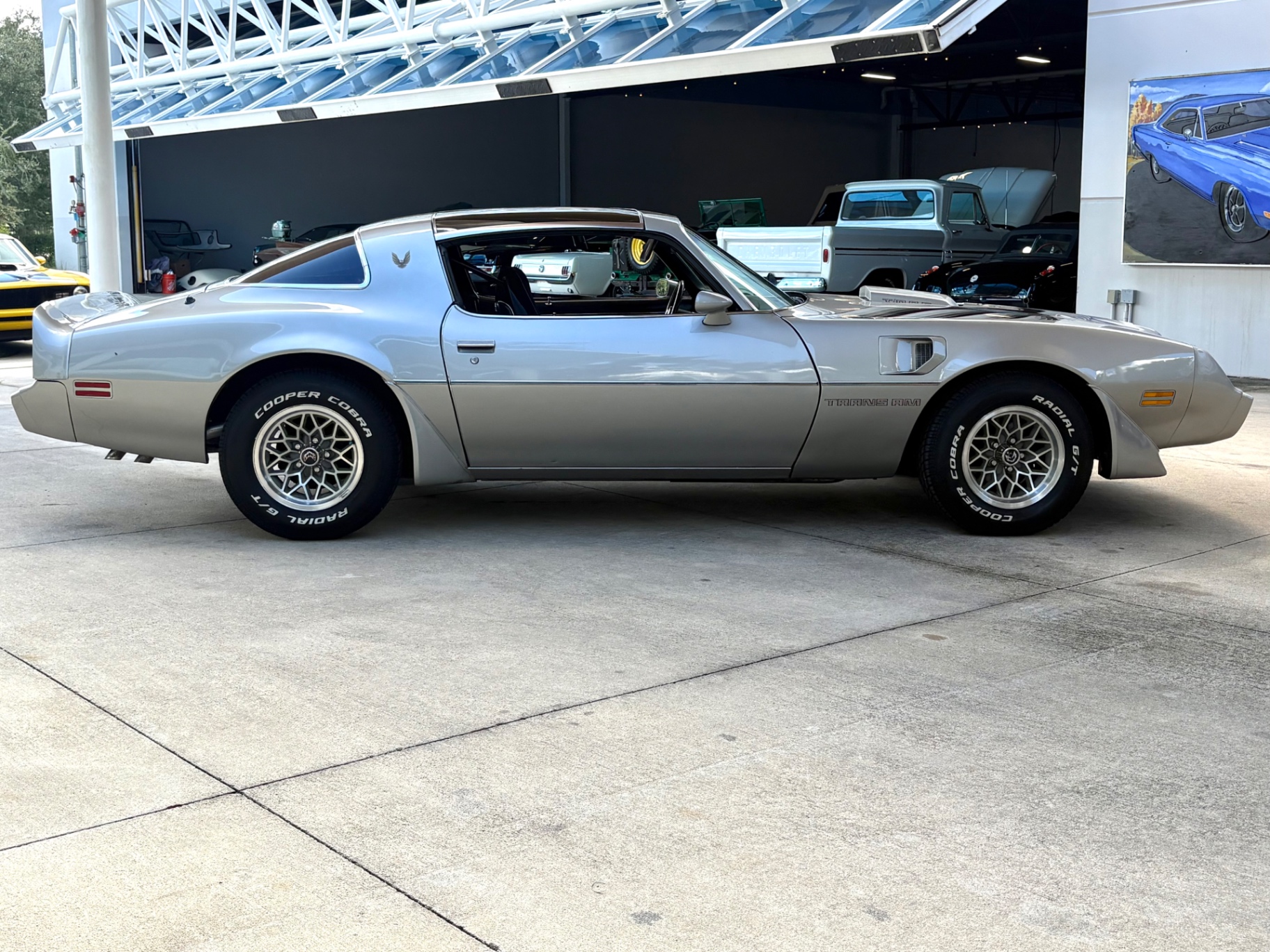 Vehicle photo 5