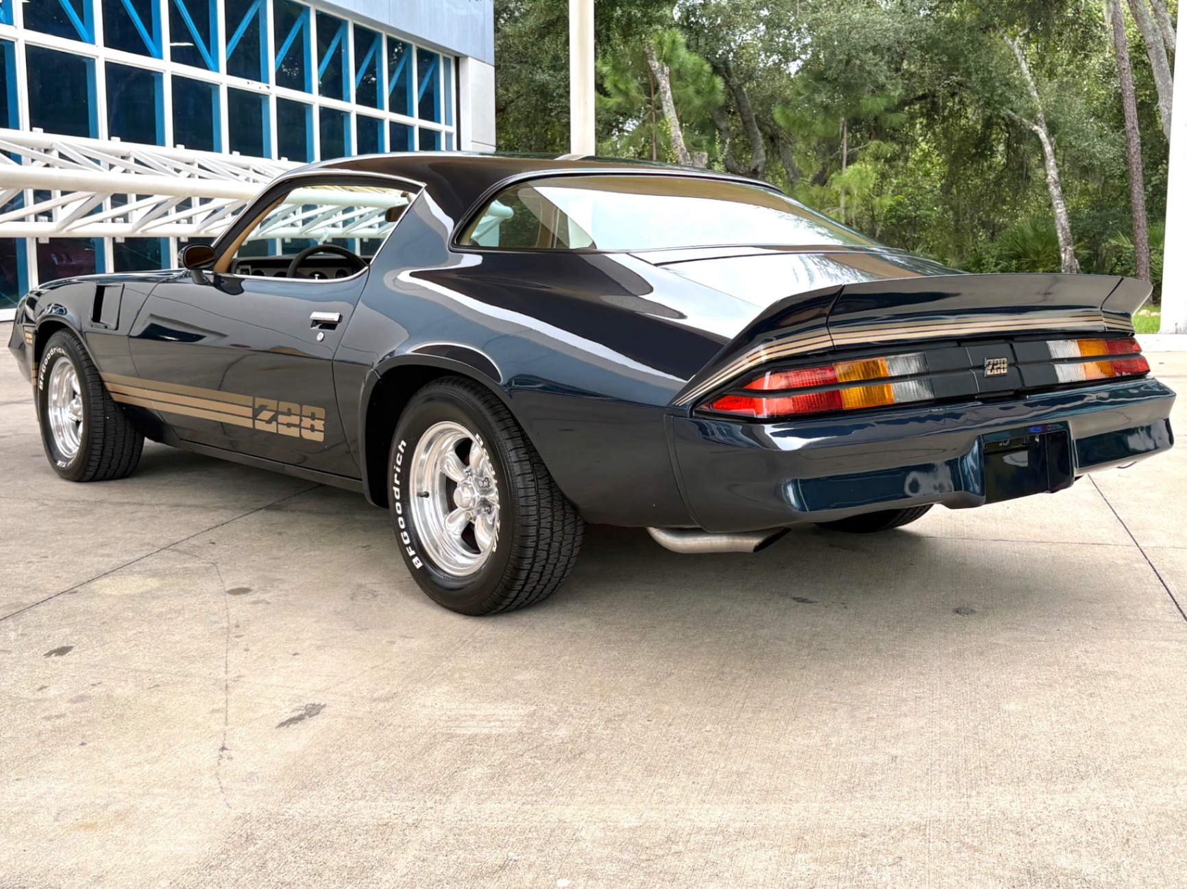 Vehicle photo 9