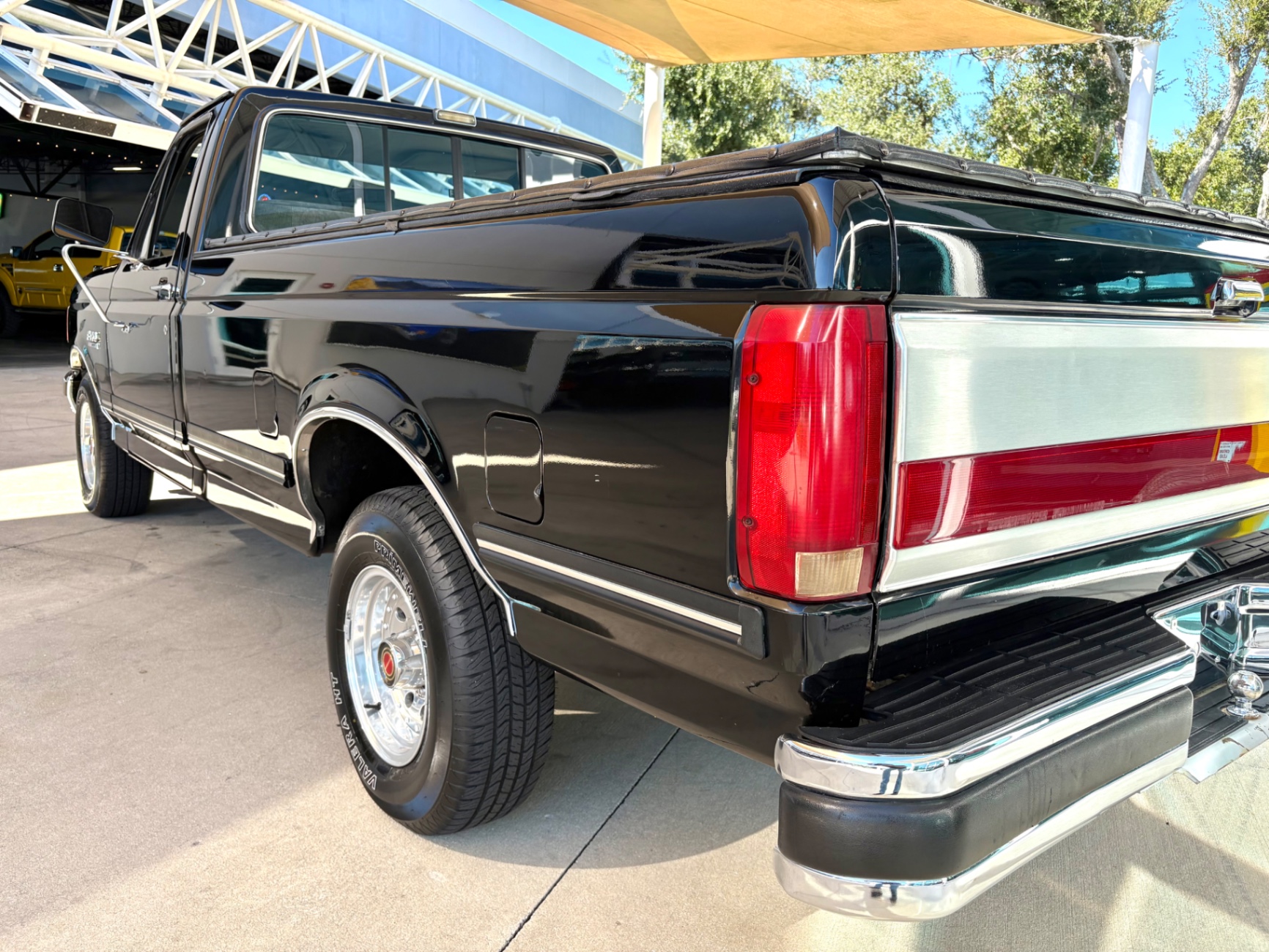 Vehicle photo 16