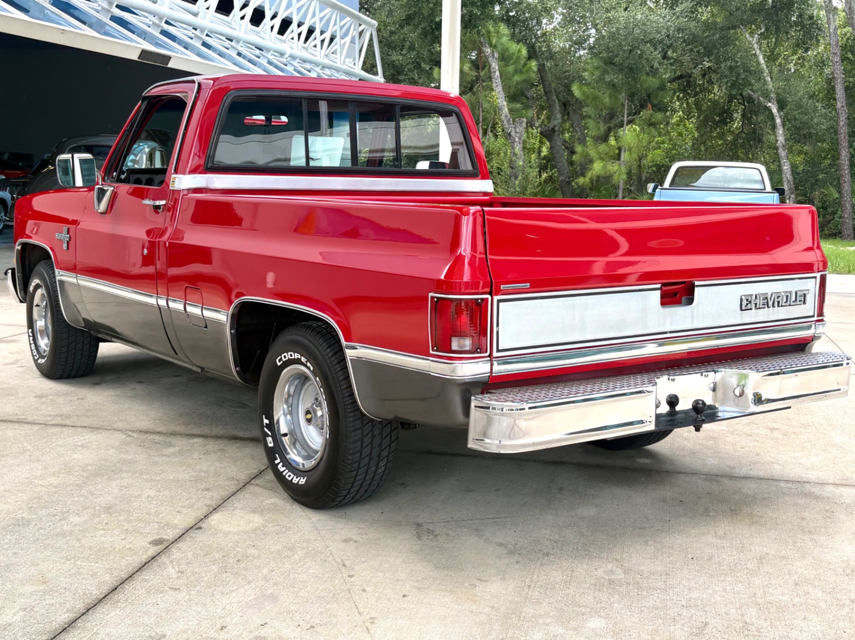 Vehicle photo 9