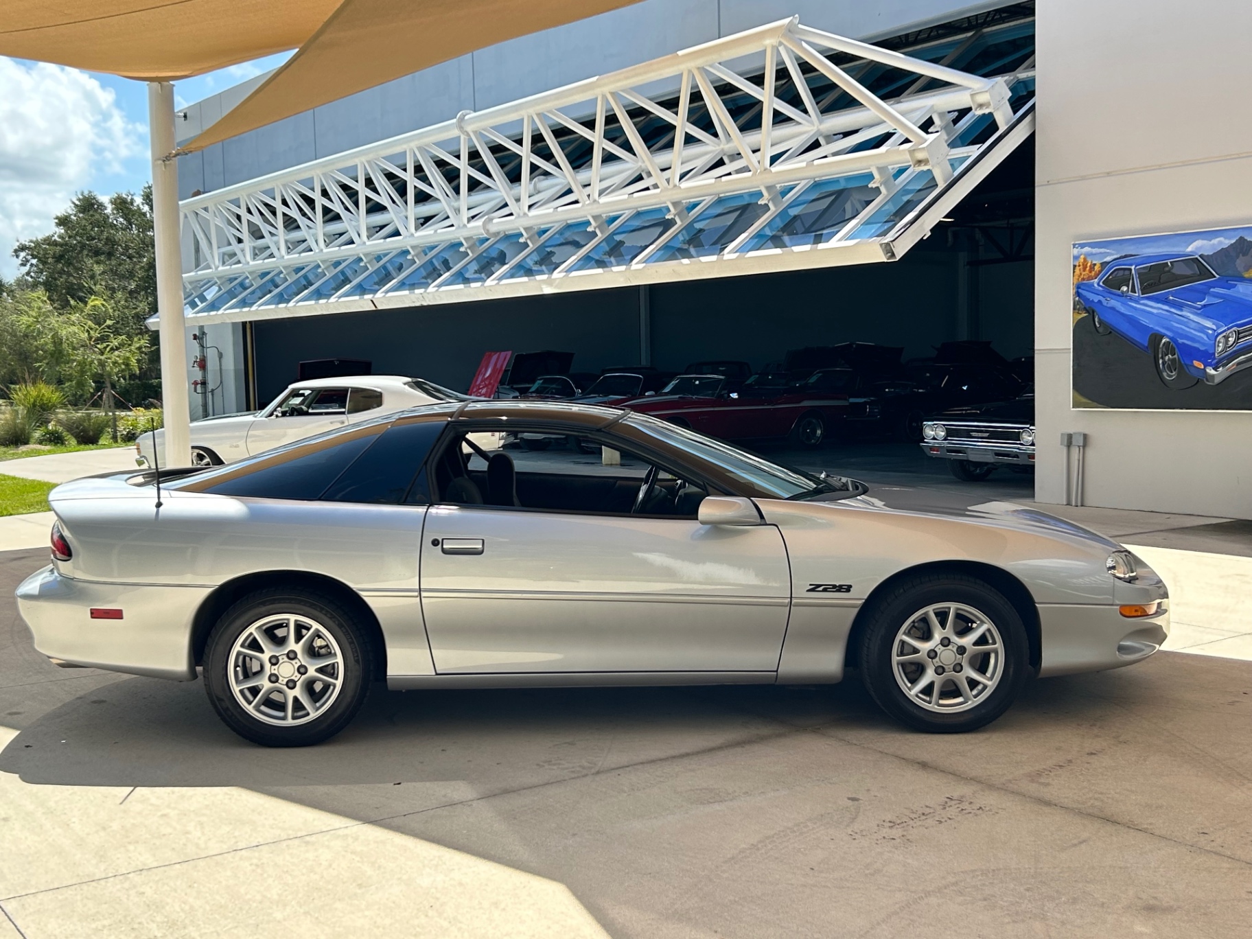 Vehicle photo 4