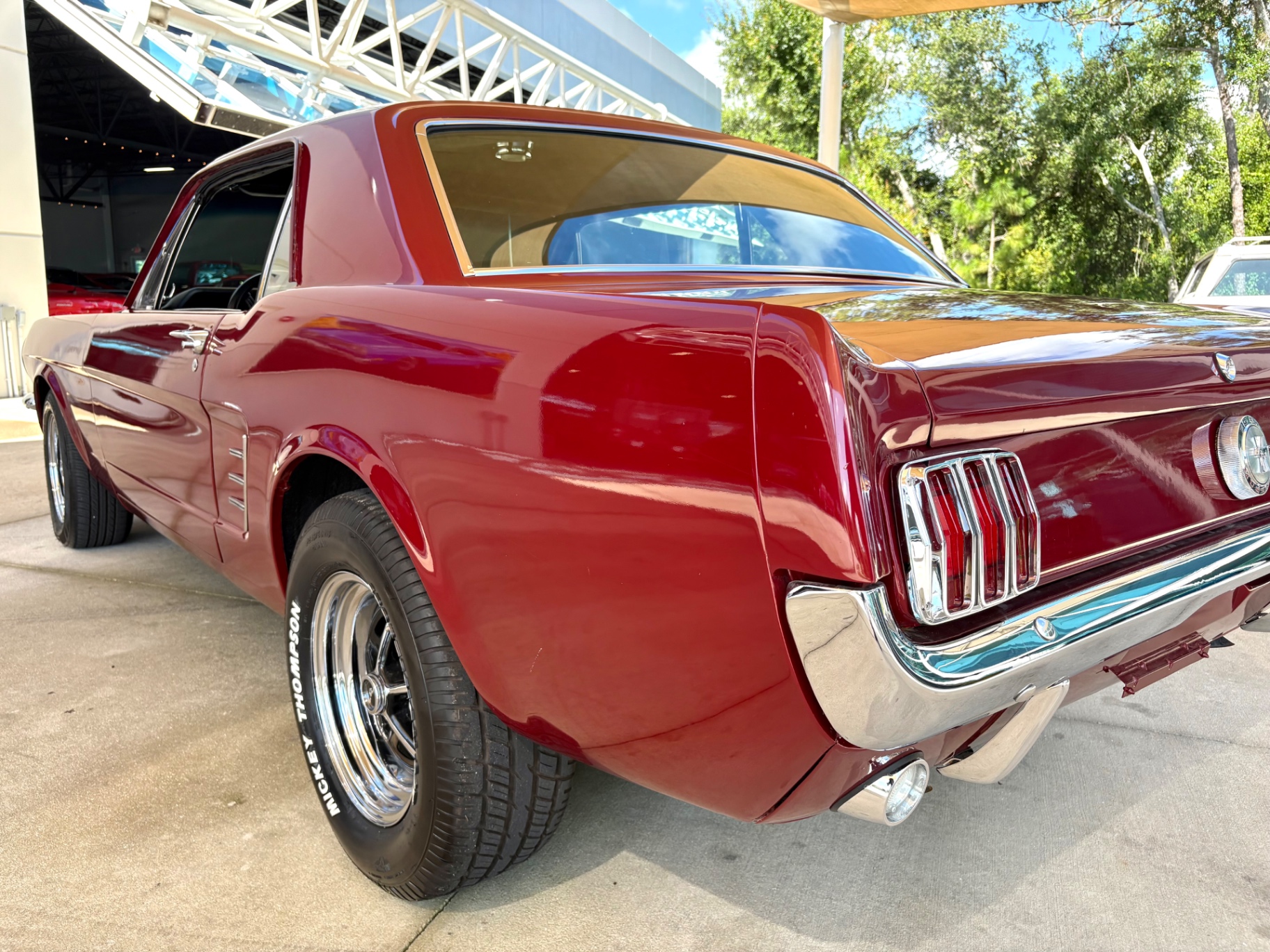 Vehicle photo 14