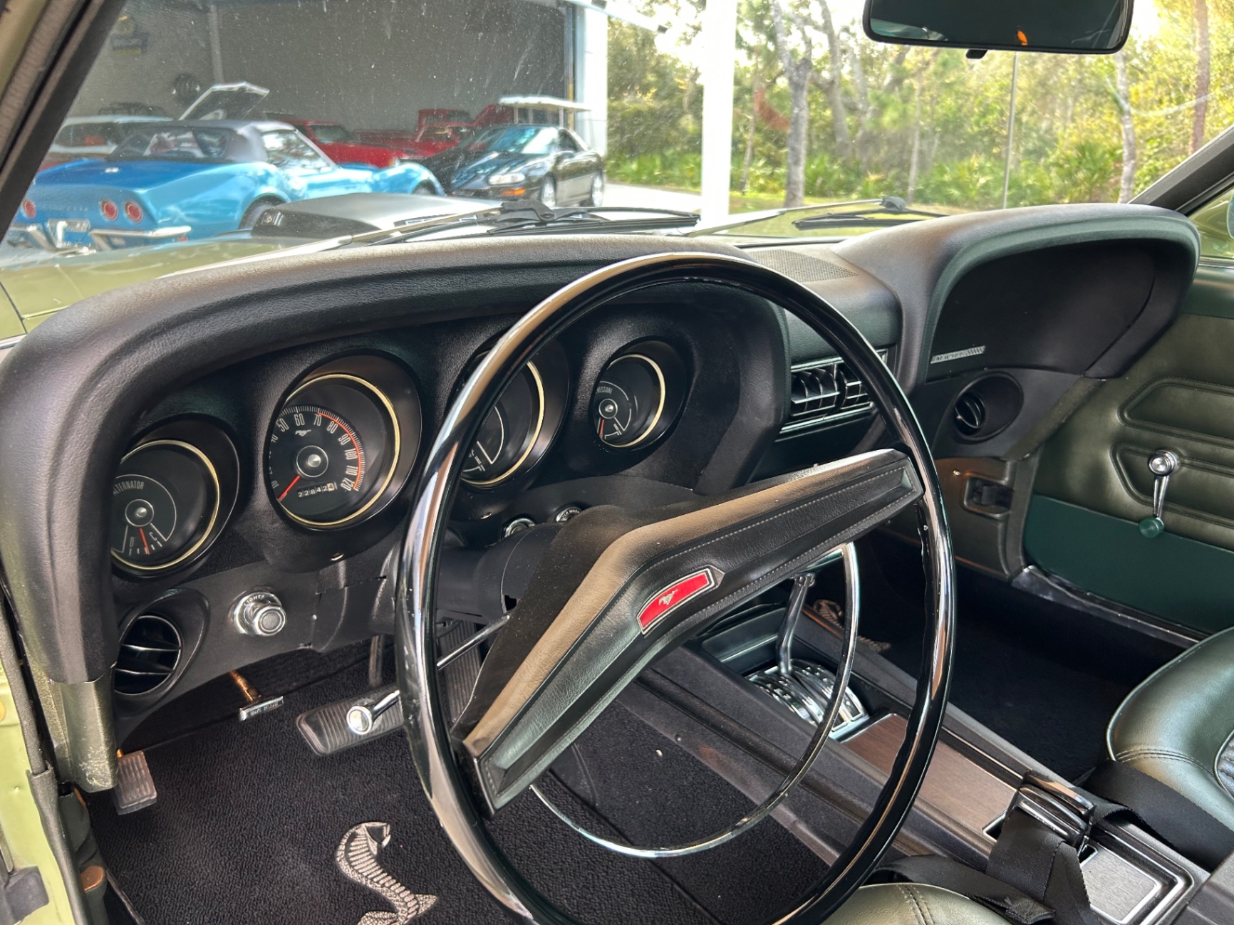Vehicle photo 32